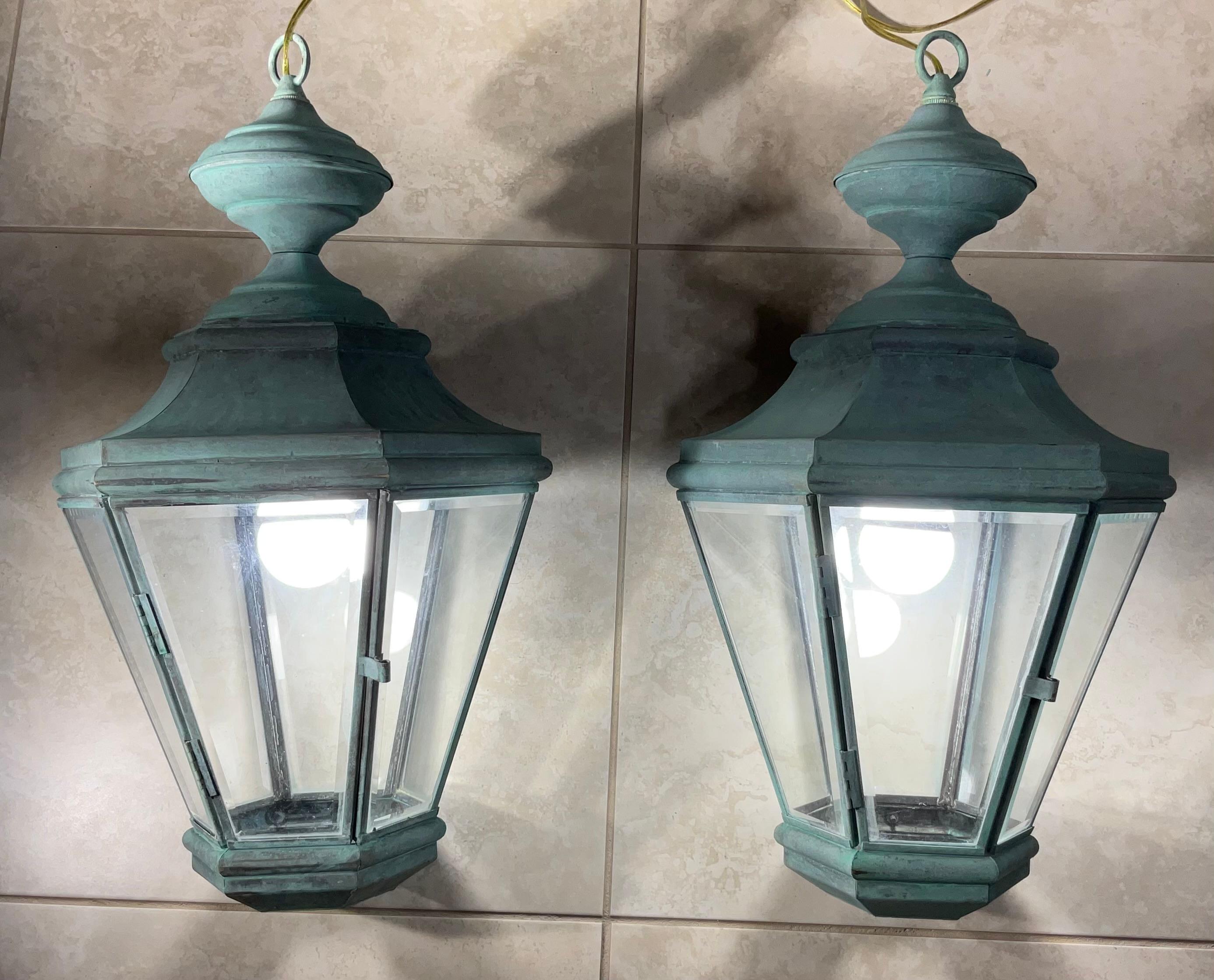 Coppia di lanterne a sospensione in ottone vintage realizzate a mano in vendita 4