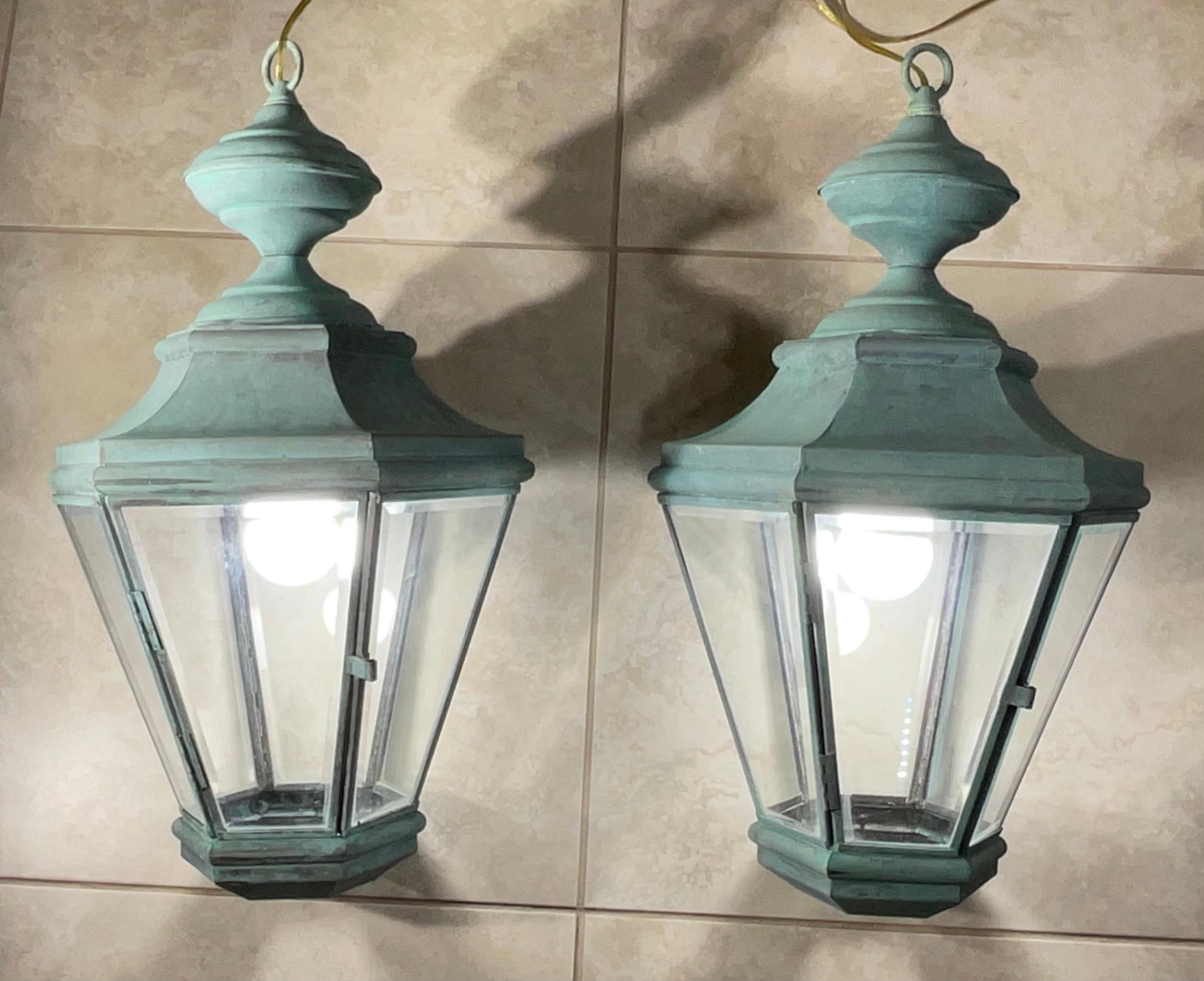 Coppia di lanterne a sospensione in ottone vintage realizzate a mano in vendita 5