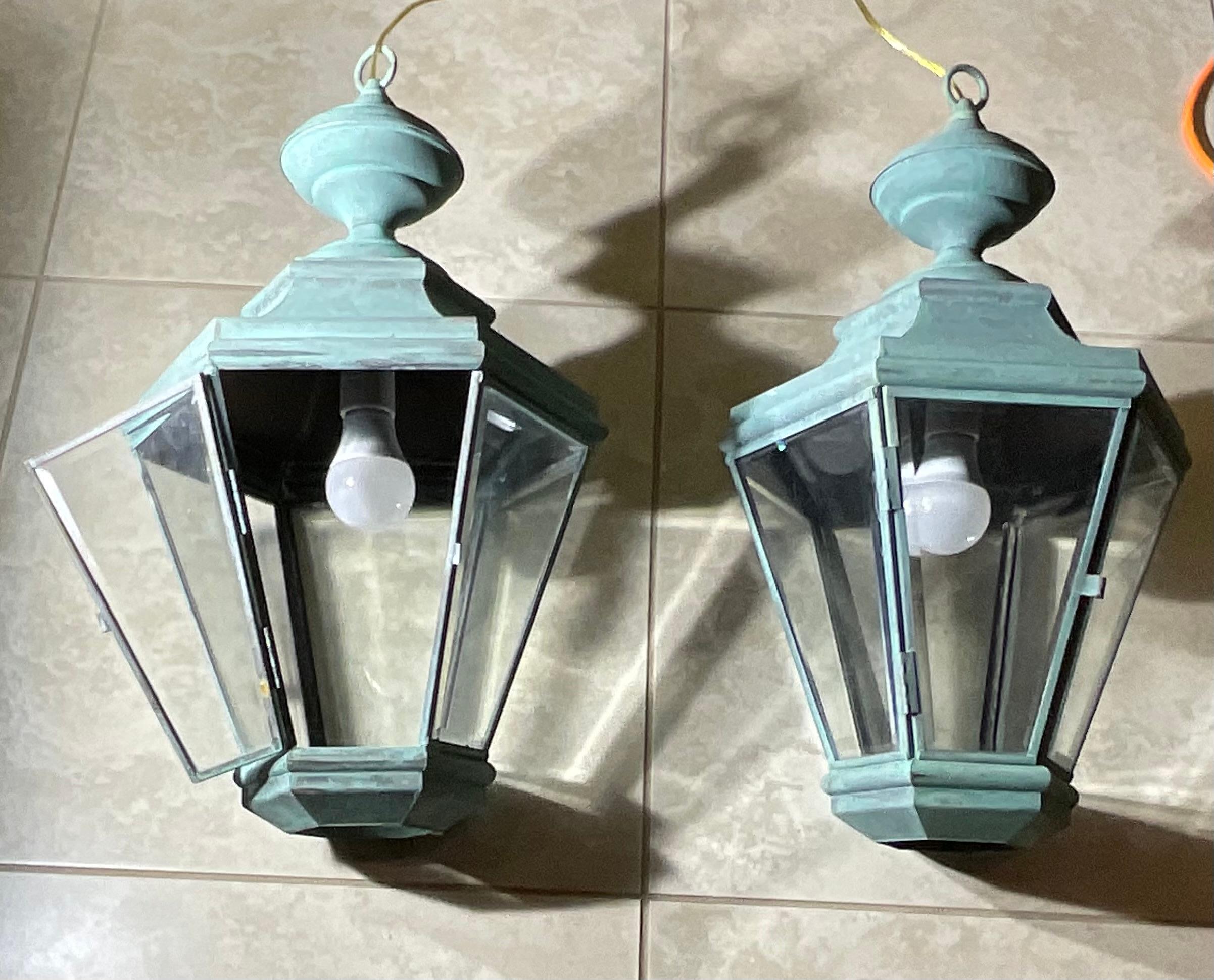 Coppia di lanterne a sospensione in ottone vintage realizzate a mano in vendita 7