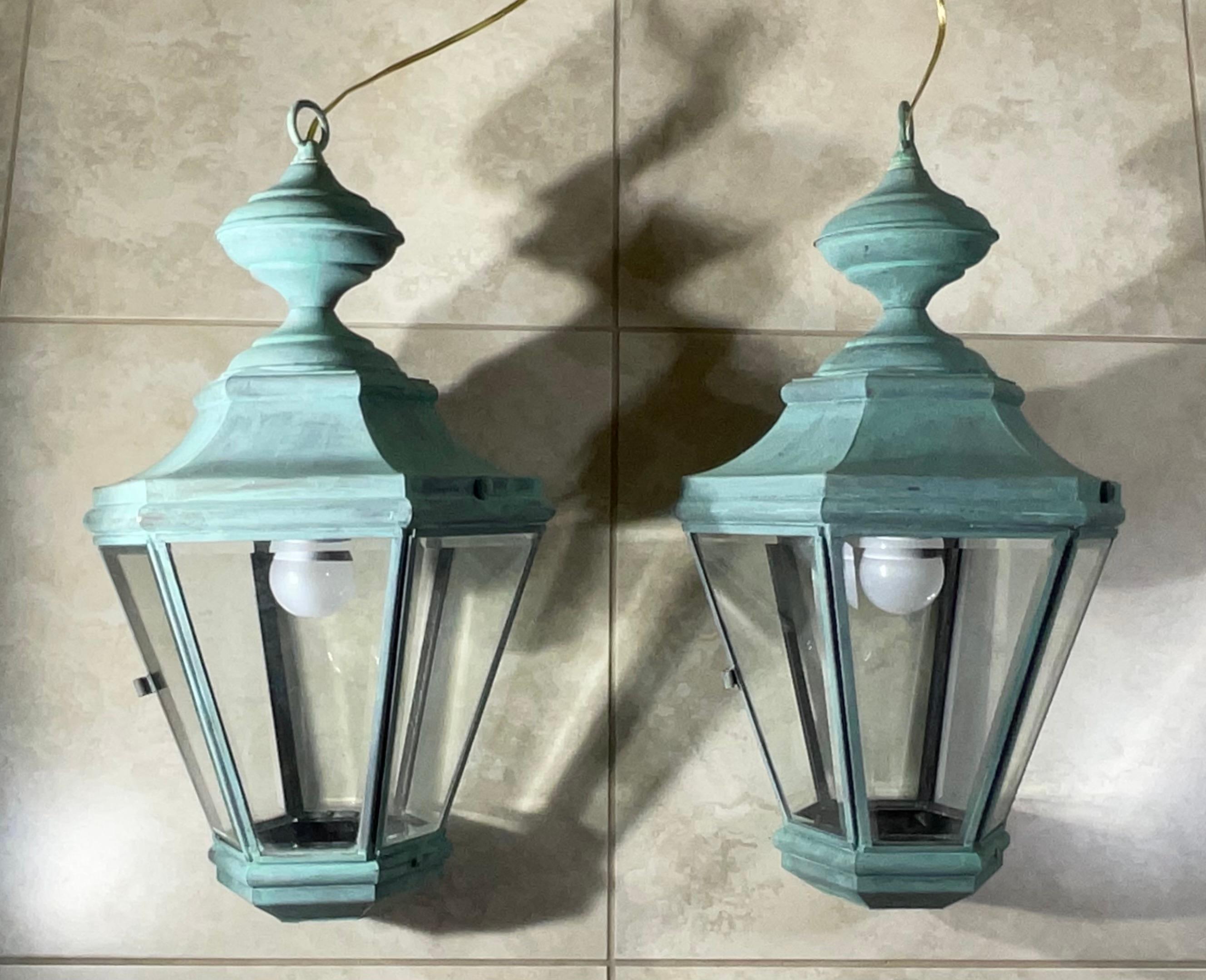 Americano Coppia di lanterne a sospensione in ottone vintage realizzate a mano in vendita