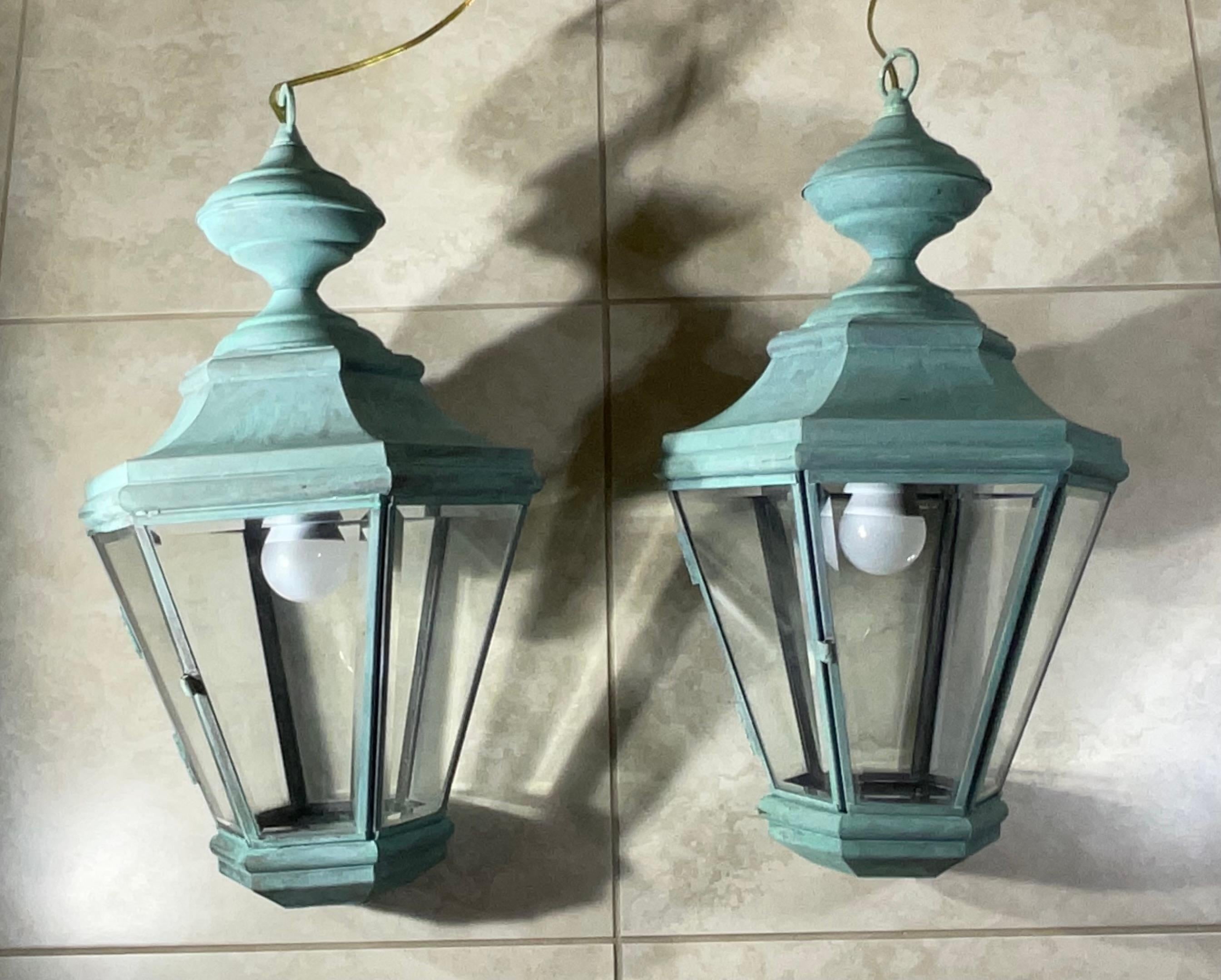Fatto a mano Coppia di lanterne a sospensione in ottone vintage realizzate a mano in vendita