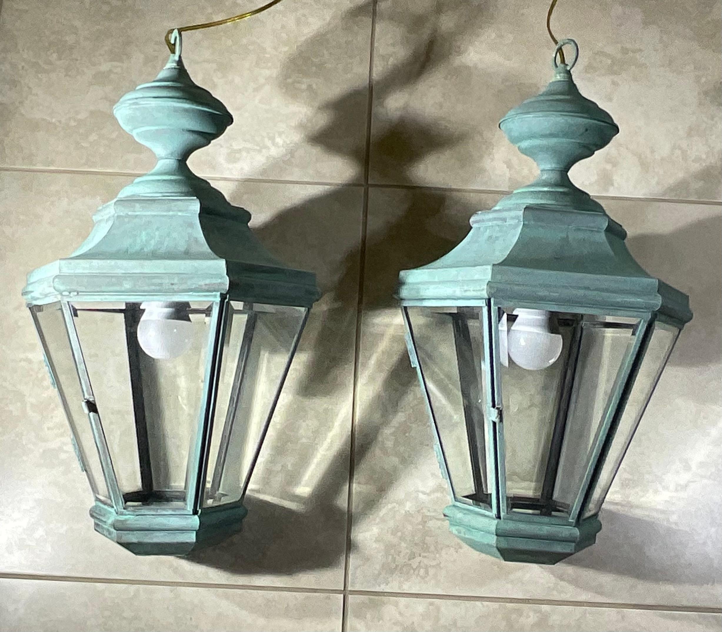 Coppia di lanterne a sospensione in ottone vintage realizzate a mano In condizioni buone in vendita a Delray Beach, FL