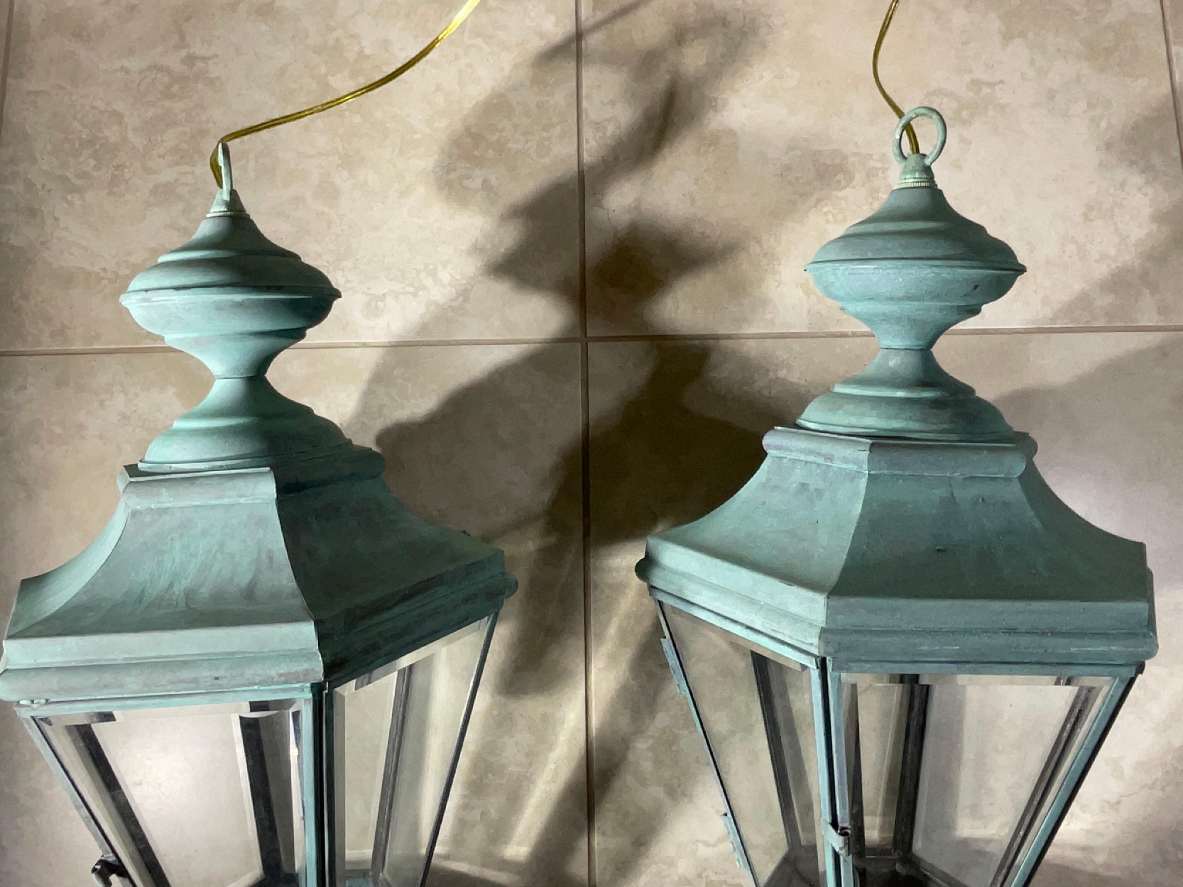 XX secolo Coppia di lanterne a sospensione in ottone vintage realizzate a mano in vendita