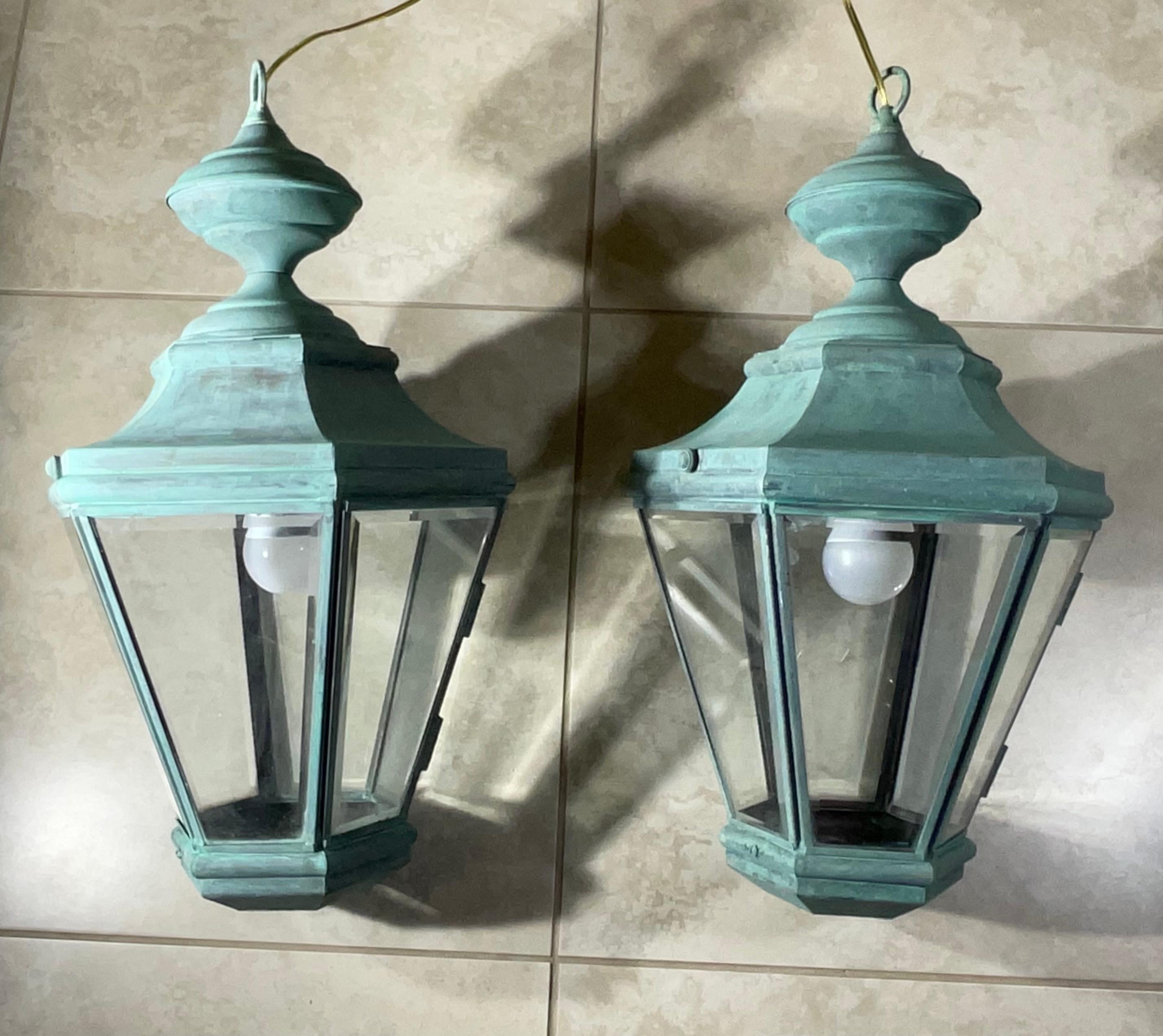Vetro Coppia di lanterne a sospensione in ottone vintage realizzate a mano in vendita