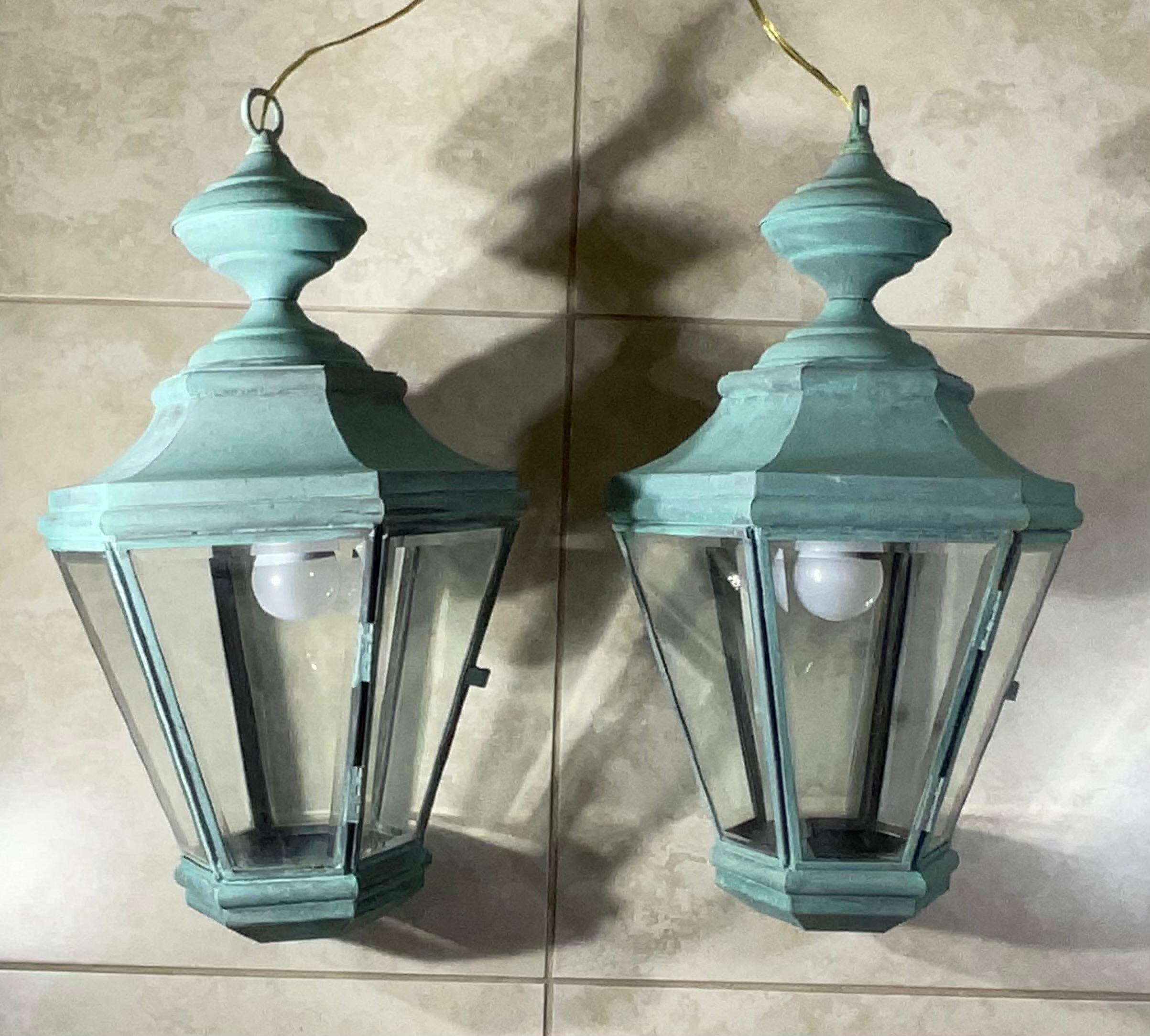 Coppia di lanterne a sospensione in ottone vintage realizzate a mano in vendita 1
