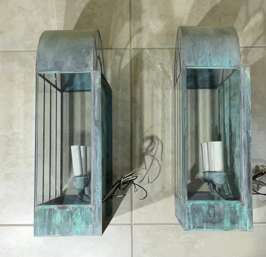Pair of Vintage Handcrafted Wall-Mounted Brass Lantern In Good Condition For Sale In Delray Beach, FL
