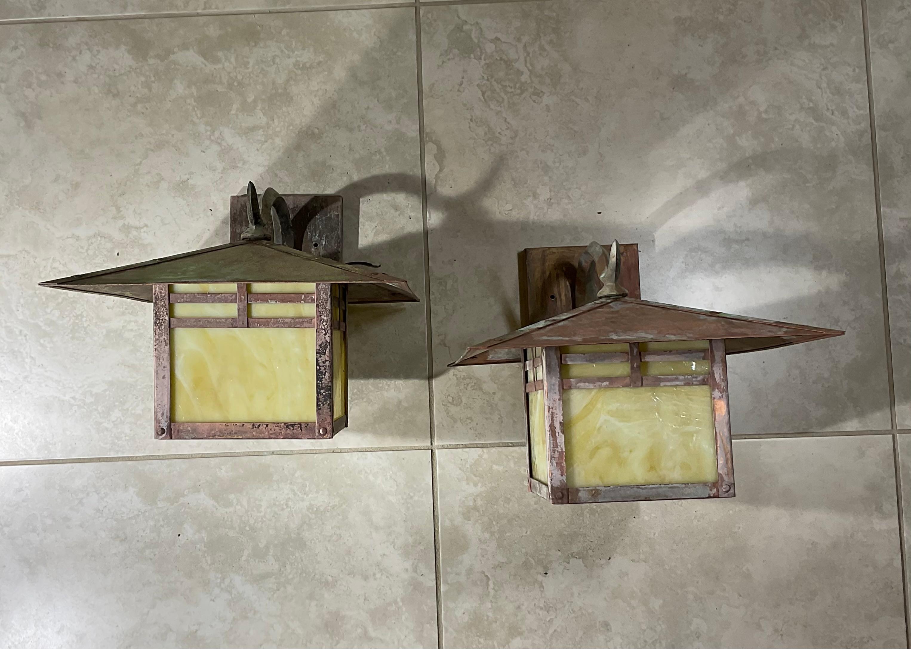 Pair of Vintage Handcrafted Wall-Mounted Pagoda  Brass Lantern For Sale 7