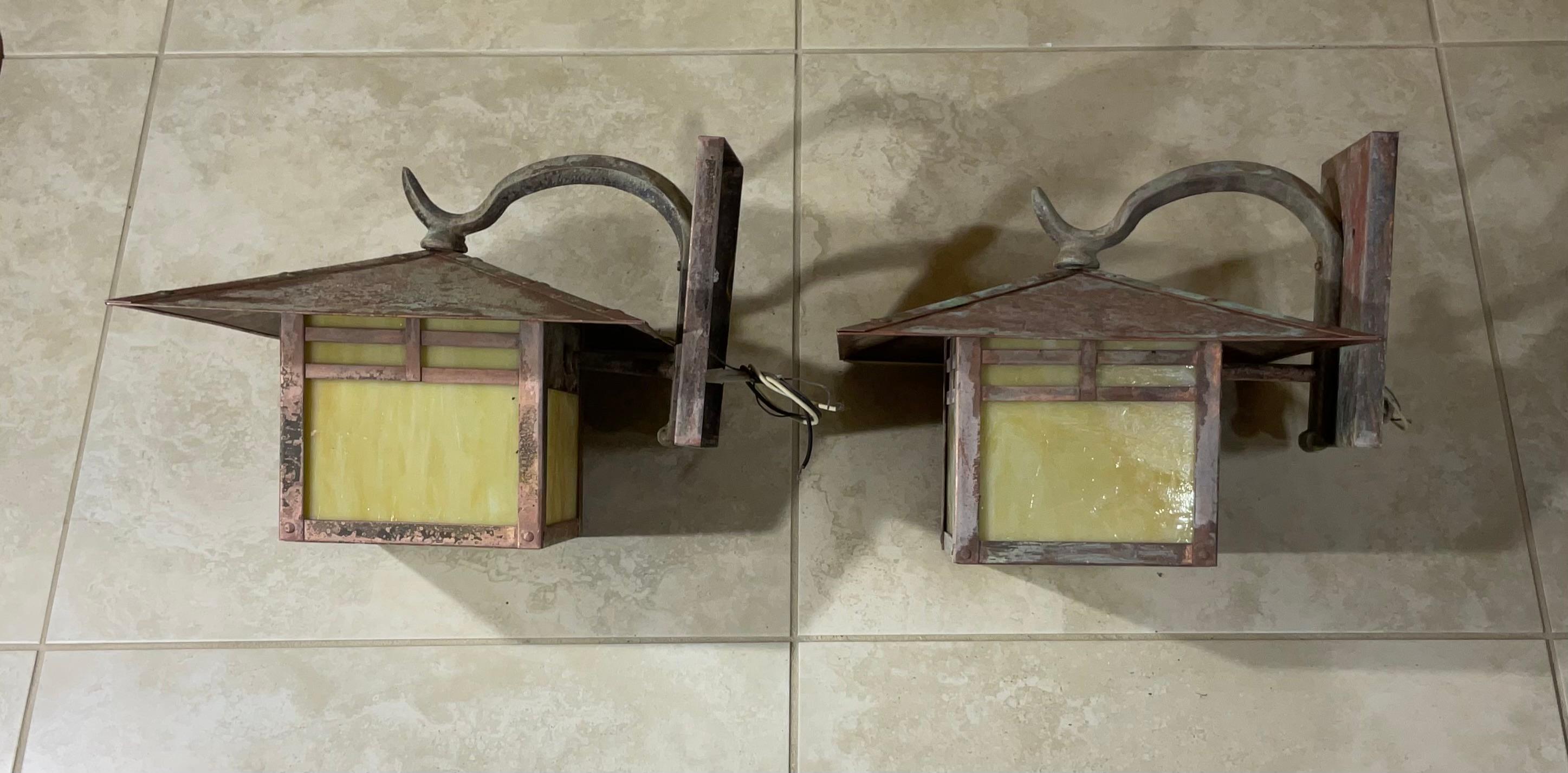Pair of Vintage Handcrafted Wall-Mounted Pagoda  Brass Lantern In Good Condition For Sale In Delray Beach, FL