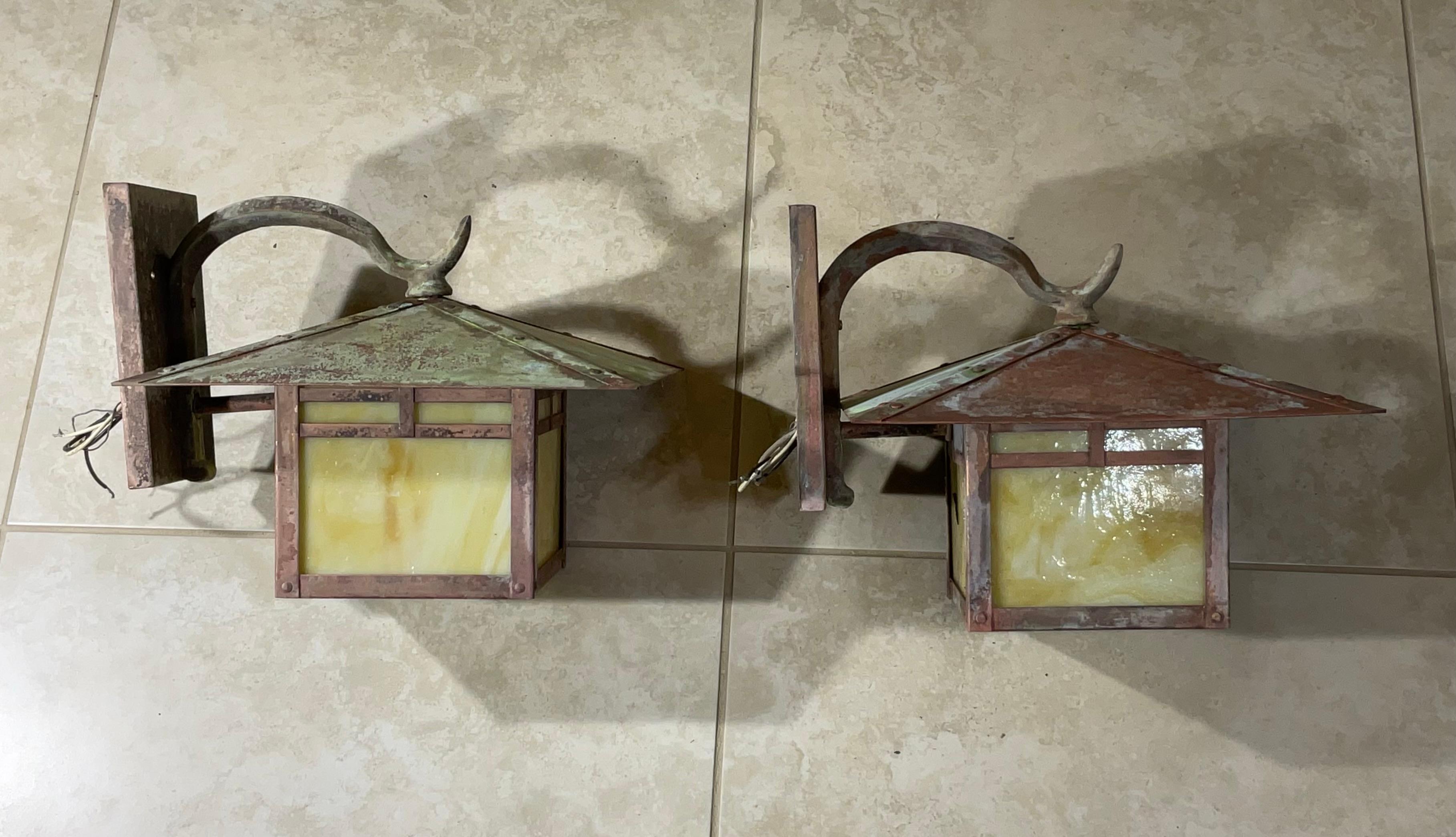 Pair of Vintage Handcrafted Wall-Mounted Pagoda  Brass Lantern For Sale 1