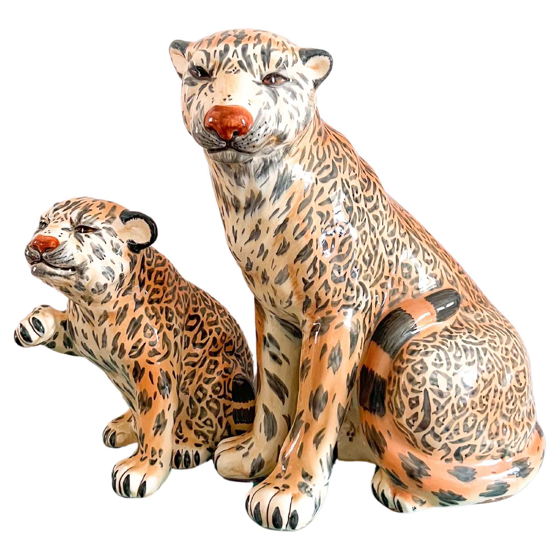 Paar handgefertigte Cheetah-Skulpturen aus Keramik mit Leopardenmotiven im Vintage-Stil