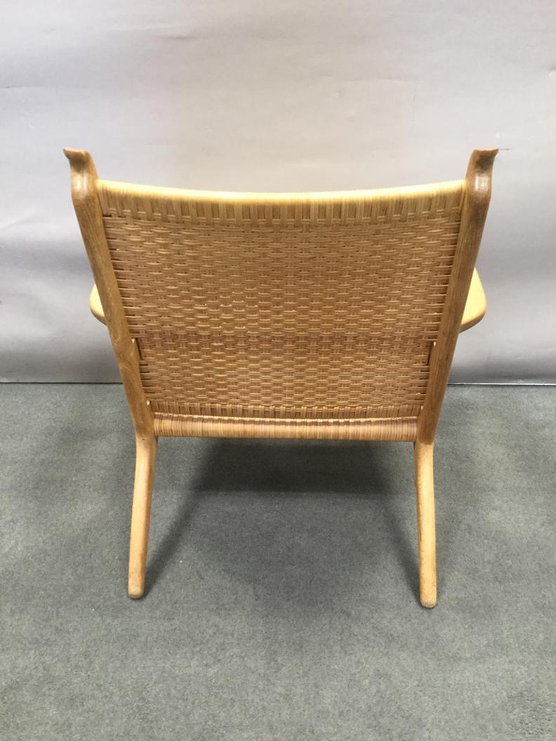 Paire de chaises assorties Hans Wegner CH 27 Easy Chairs, circa 1950-60s et originaires du Danemark. Le cadre en bois et le cannage sont dans un état correspondant à l'âge et à l'utilisation, comme le montre l'imagerie du produit fournie. 