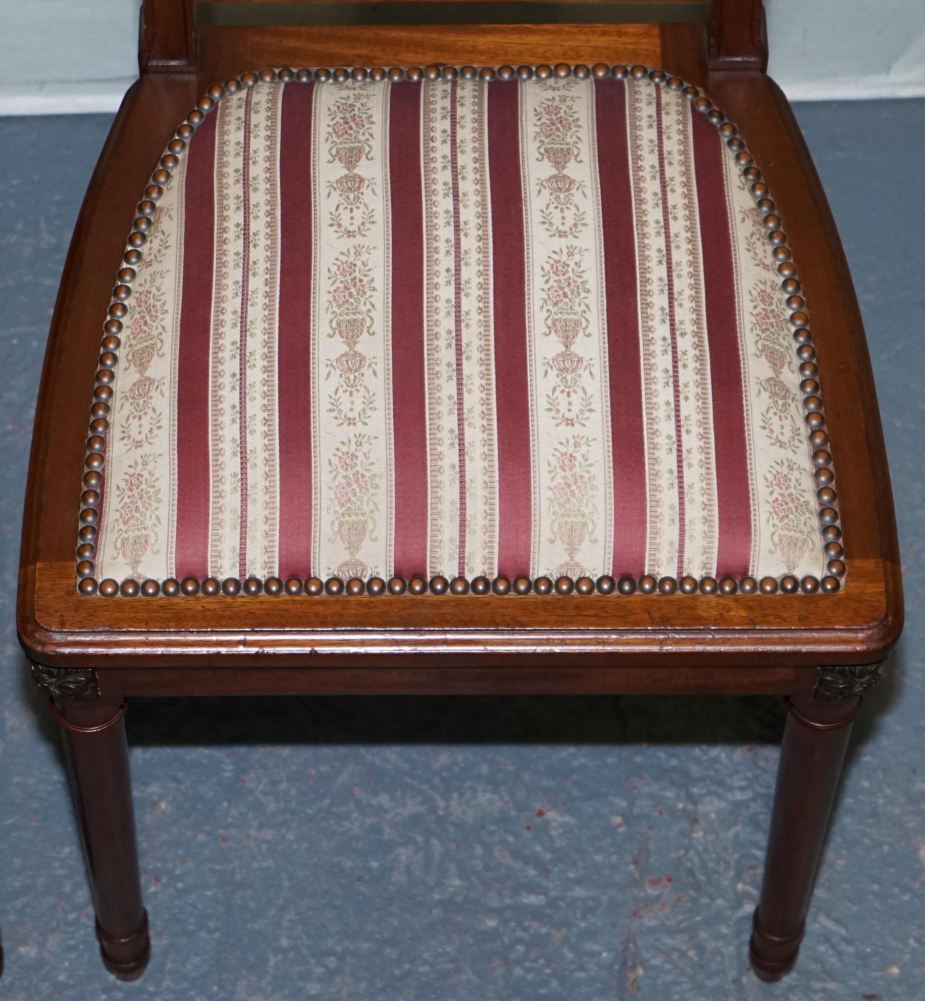 COPPIA DI SEDIE DA PRANZO IN LEGNO DURO D'EPOCA CON DETTAGLIO INCISO E SEDUTE IMBOTTITE in vendita 3