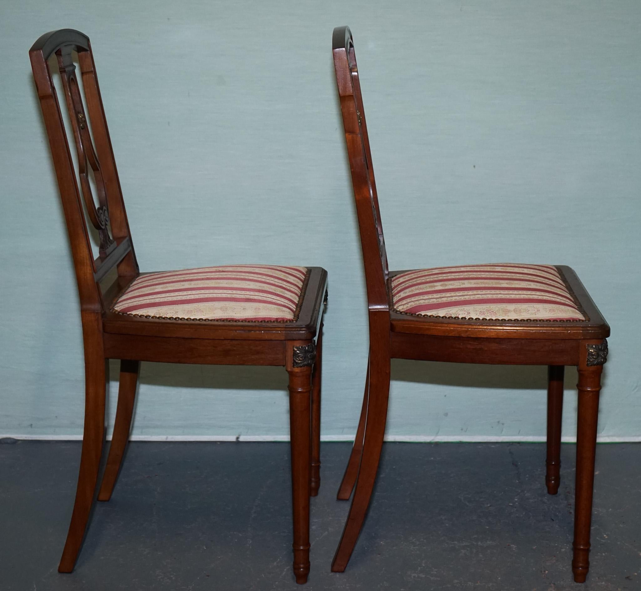 COPPIA DI SEDIE DA PRANZO IN LEGNO DURO D'EPOCA CON DETTAGLIO INCISO E SEDUTE IMBOTTITE in vendita 4