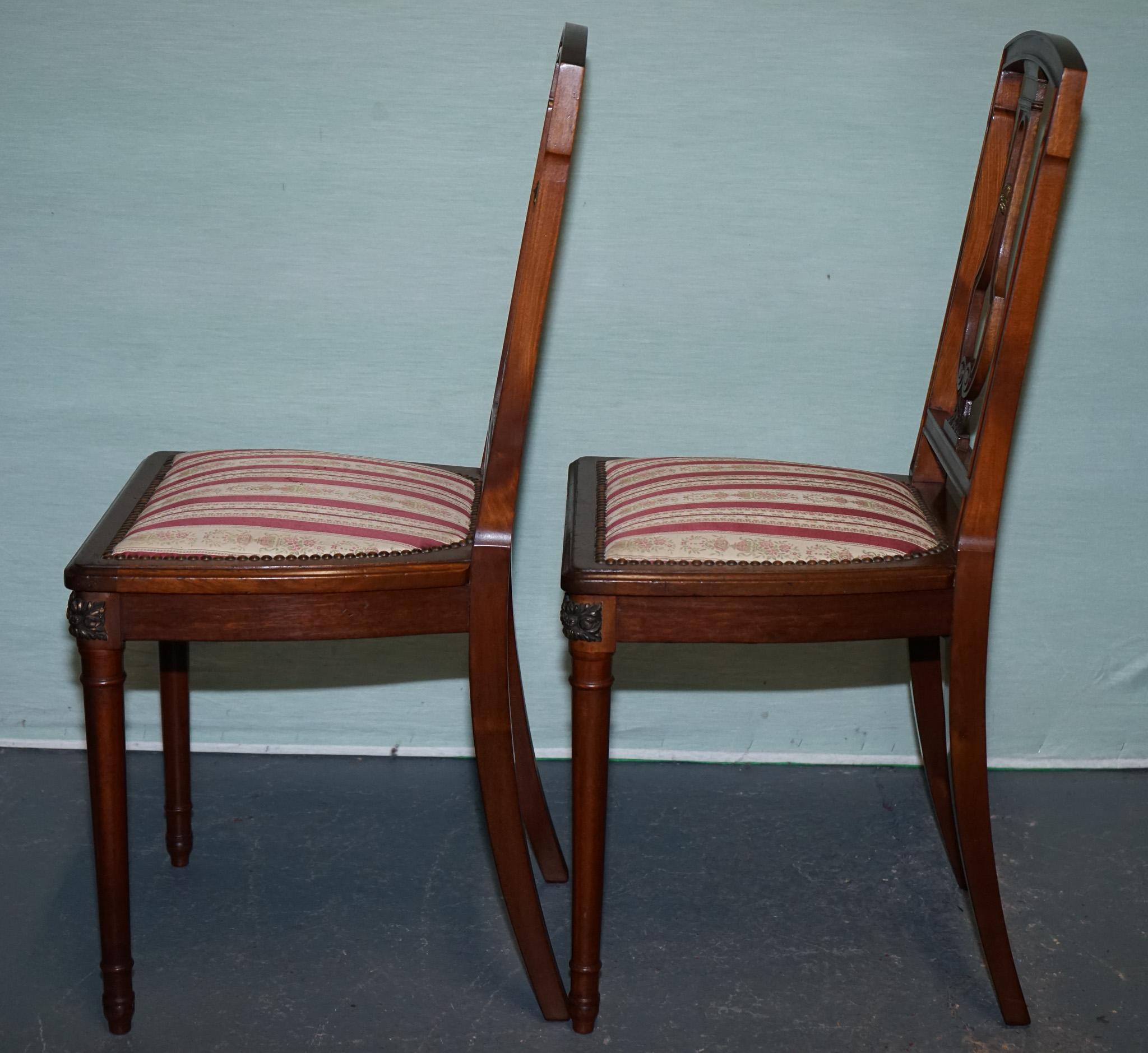 COPPIA DI SEDIE DA PRANZO IN LEGNO DURO D'EPOCA CON DETTAGLIO INCISO E SEDUTE IMBOTTITE in vendita 5