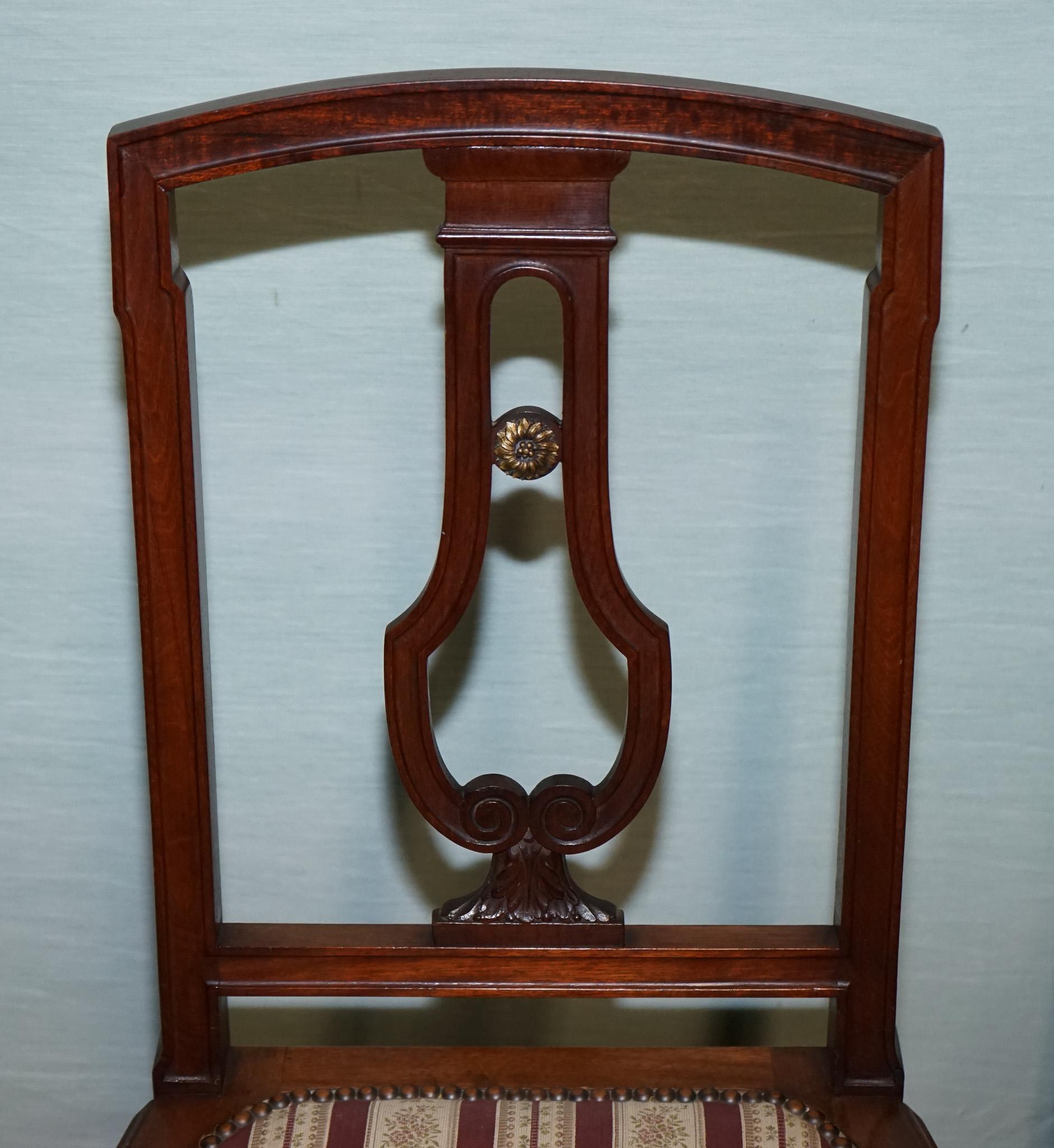 COPPIA DI SEDIE DA PRANZO IN LEGNO DURO D'EPOCA CON DETTAGLIO INCISO E SEDUTE IMBOTTITE in vendita 6