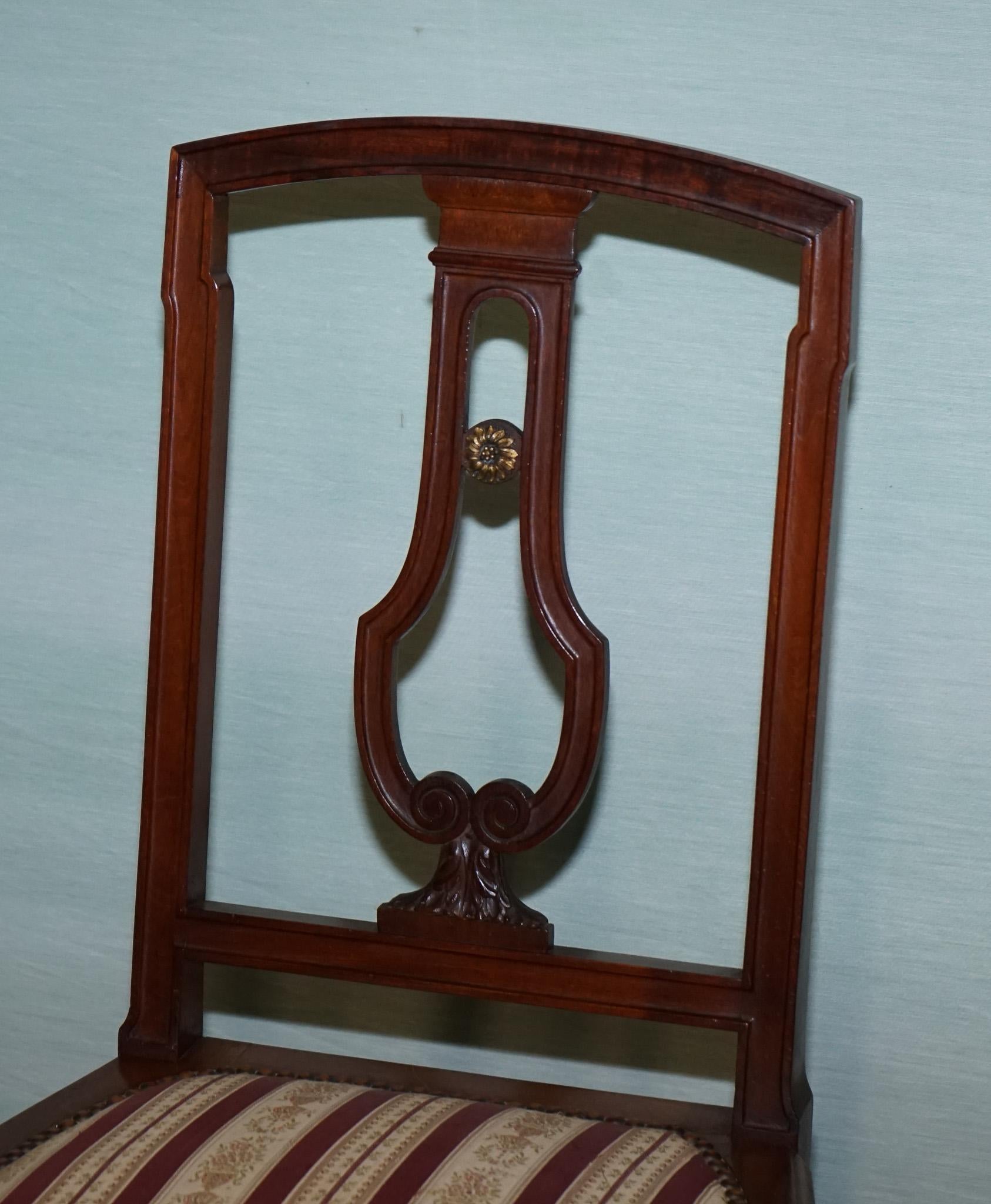 COPPIA DI SEDIE DA PRANZO IN LEGNO DURO D'EPOCA CON DETTAGLIO INCISO E SEDUTE IMBOTTITE in vendita 8