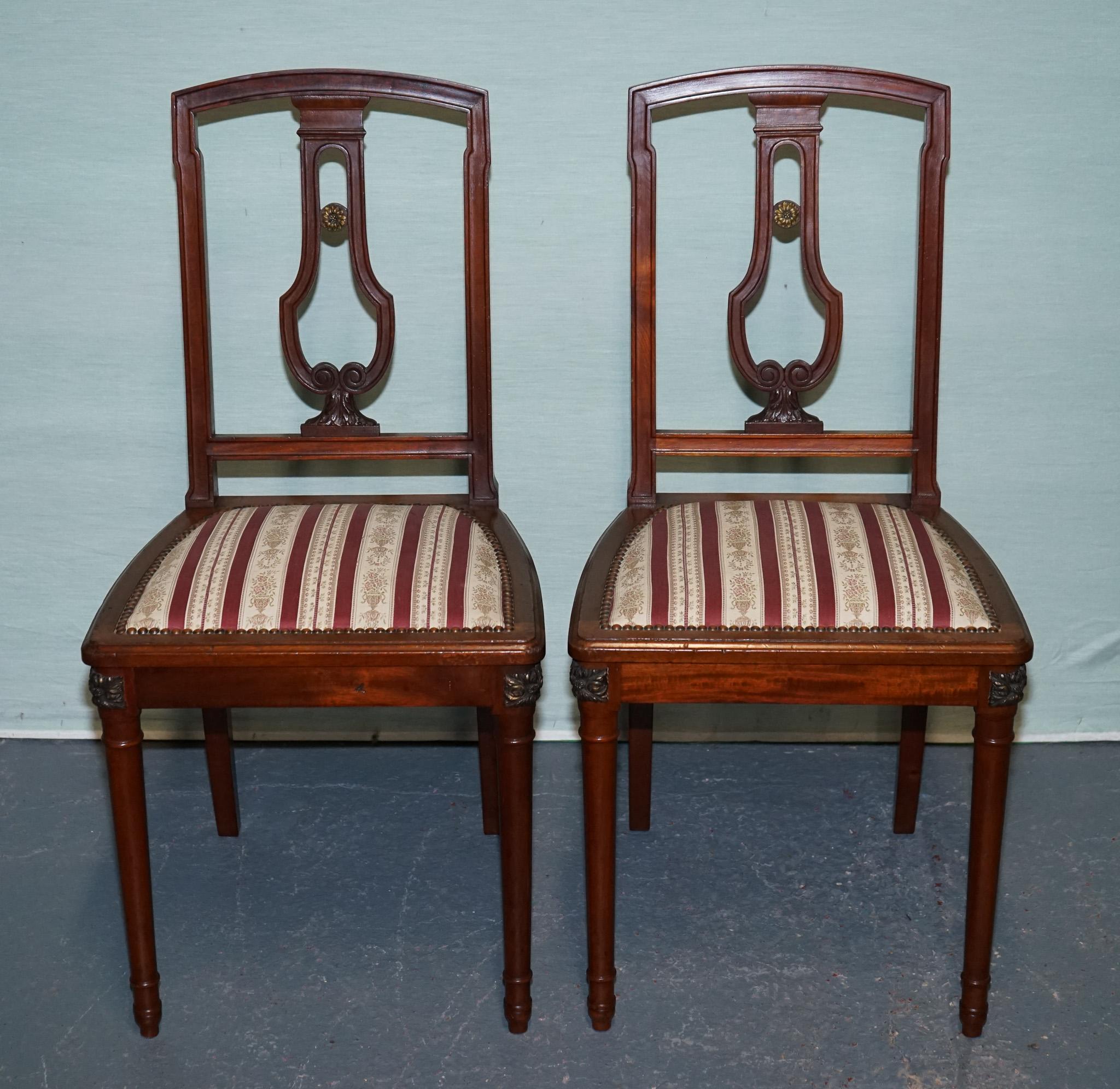 COPPIA DI SEDIE DA PRANZO IN LEGNO DURO D'EPOCA CON DETTAGLIO INCISO E SEDUTE IMBOTTITE in vendita 9
