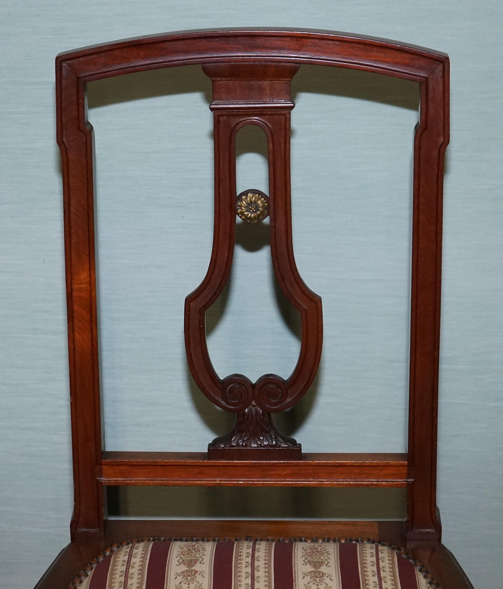 
Antiquariato di Londra

 

Un'elegante coppia di sedie da pranzo vintage in mogano, realizzate con linee eleganti e dettagli decorativi che richiamano il design classico.

Ogni sedia presenta uno schienale sagomato con un design aperto, accentuato