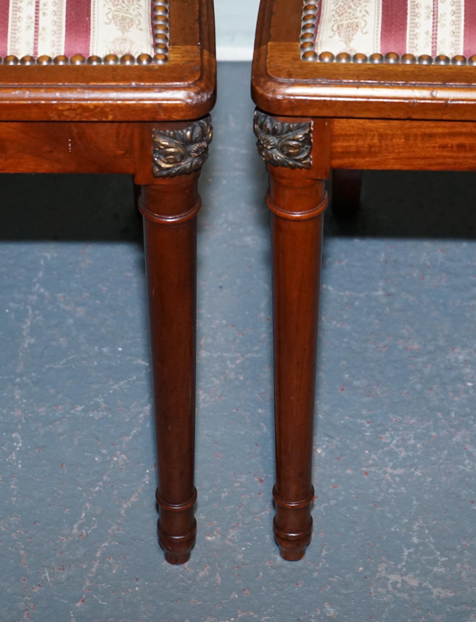 Britannico COPPIA DI SEDIE DA PRANZO IN LEGNO DURO D'EPOCA CON DETTAGLIO INCISO E SEDUTE IMBOTTITE in vendita
