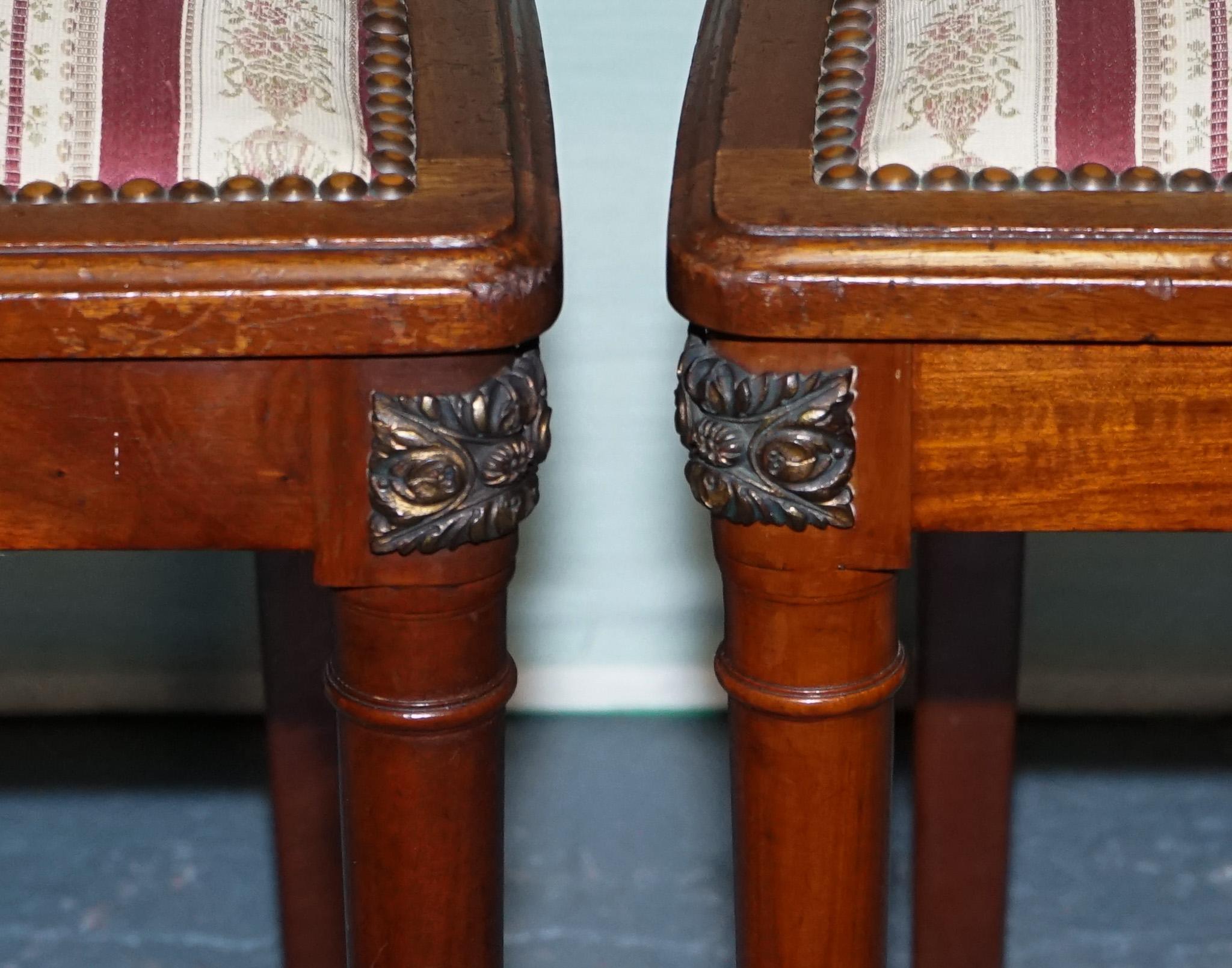 Fatto a mano COPPIA DI SEDIE DA PRANZO IN LEGNO DURO D'EPOCA CON DETTAGLIO INCISO E SEDUTE IMBOTTITE in vendita
