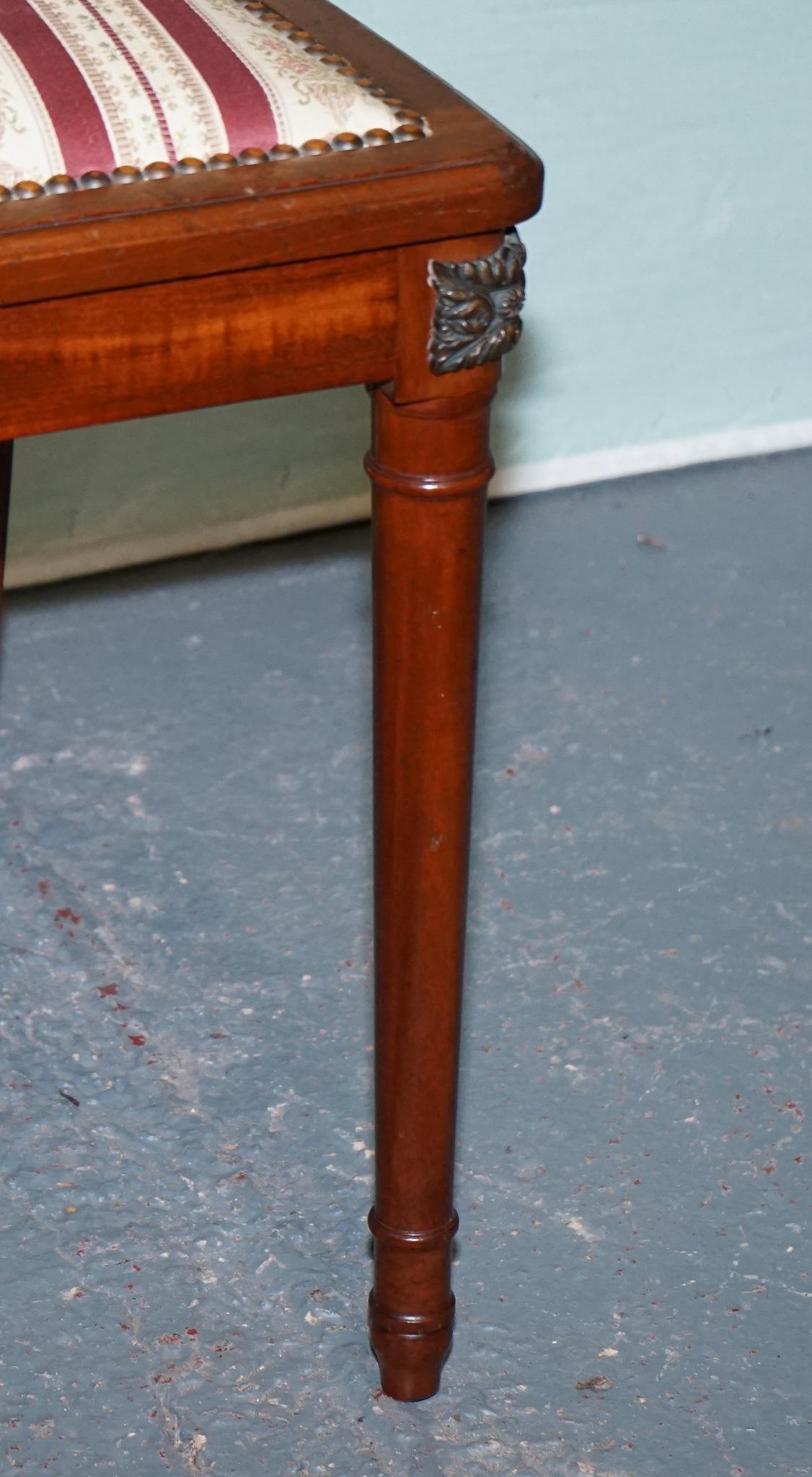 COPPIA DI SEDIE DA PRANZO IN LEGNO DURO D'EPOCA CON DETTAGLIO INCISO E SEDUTE IMBOTTITE In condizioni buone in vendita a Pulborough, GB