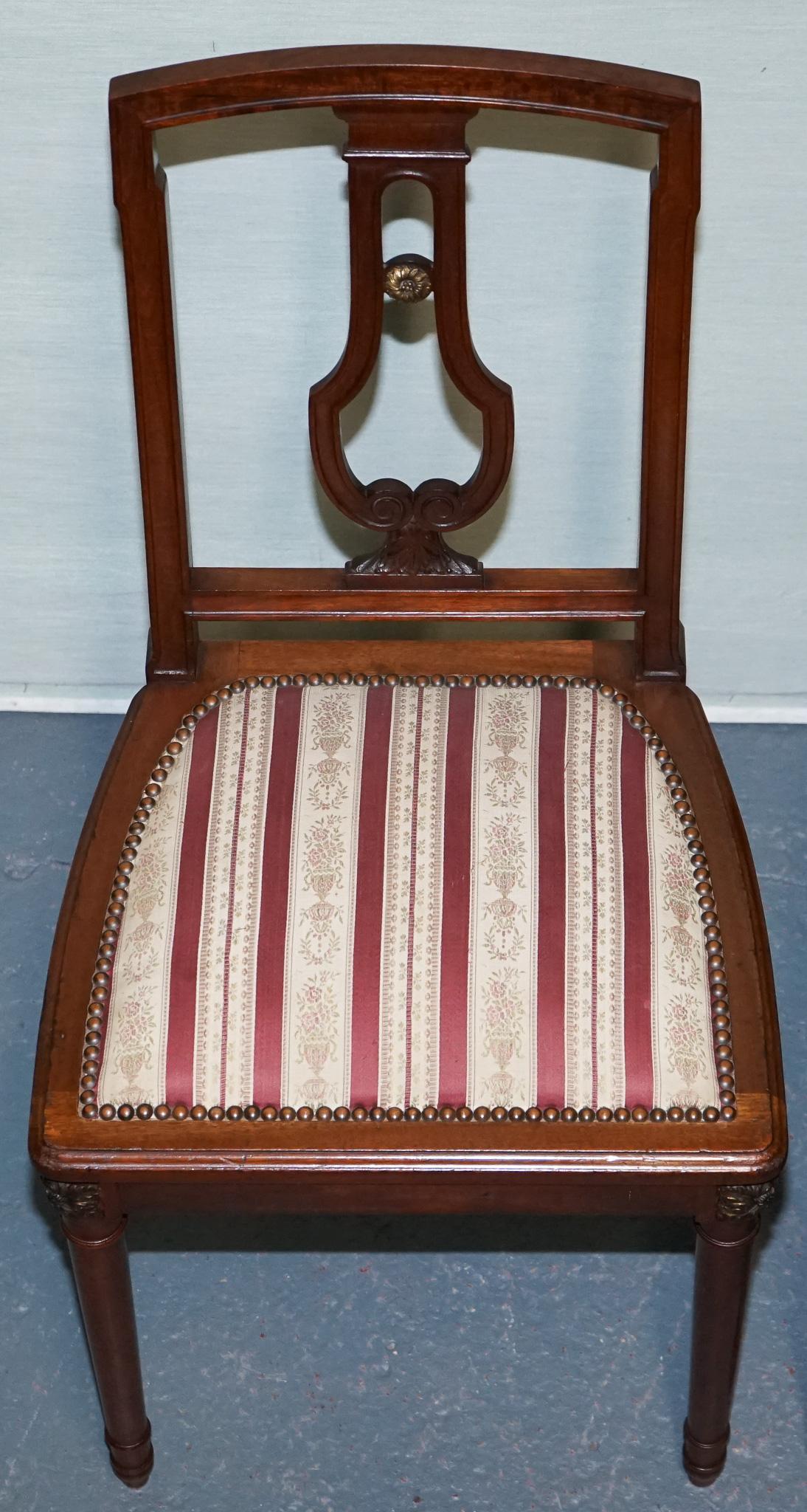 Legno massiccio COPPIA DI SEDIE DA PRANZO IN LEGNO DURO D'EPOCA CON DETTAGLIO INCISO E SEDUTE IMBOTTITE in vendita