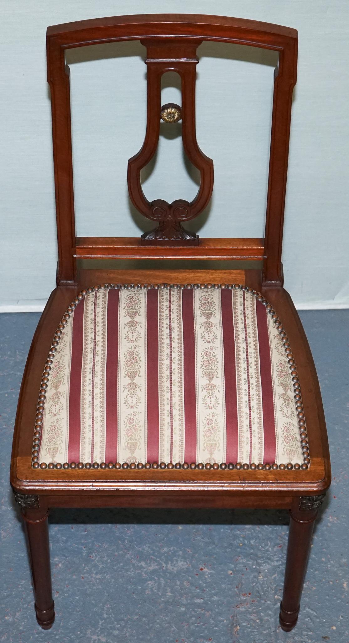 COPPIA DI SEDIE DA PRANZO IN LEGNO DURO D'EPOCA CON DETTAGLIO INCISO E SEDUTE IMBOTTITE in vendita 1