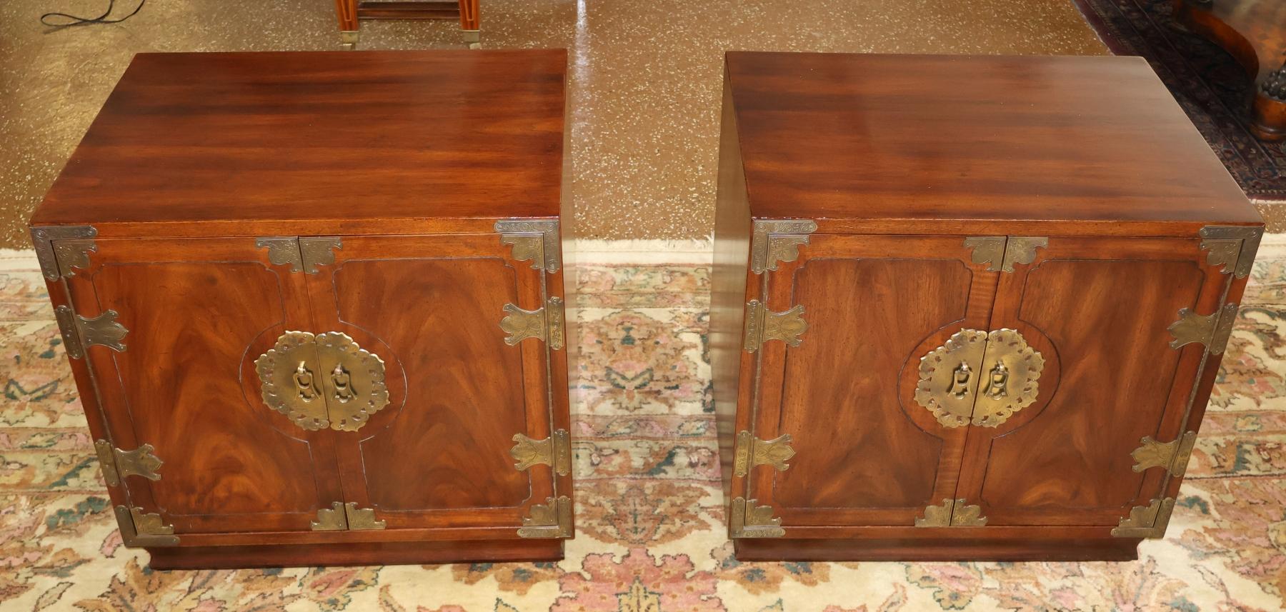 Pair of Vintage Henredon Tansu Asian Campaign Style End Table Nightstands

Dimensions : 24