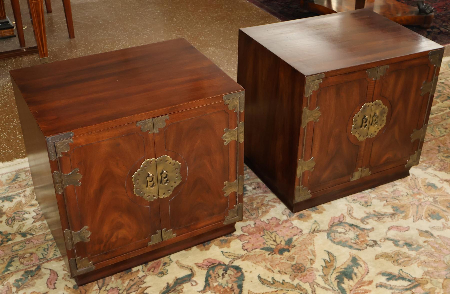 Anglo-Japanese Pair of Vintage Henredon Tansu Asian Campaign Style End Table Nightstands For Sale