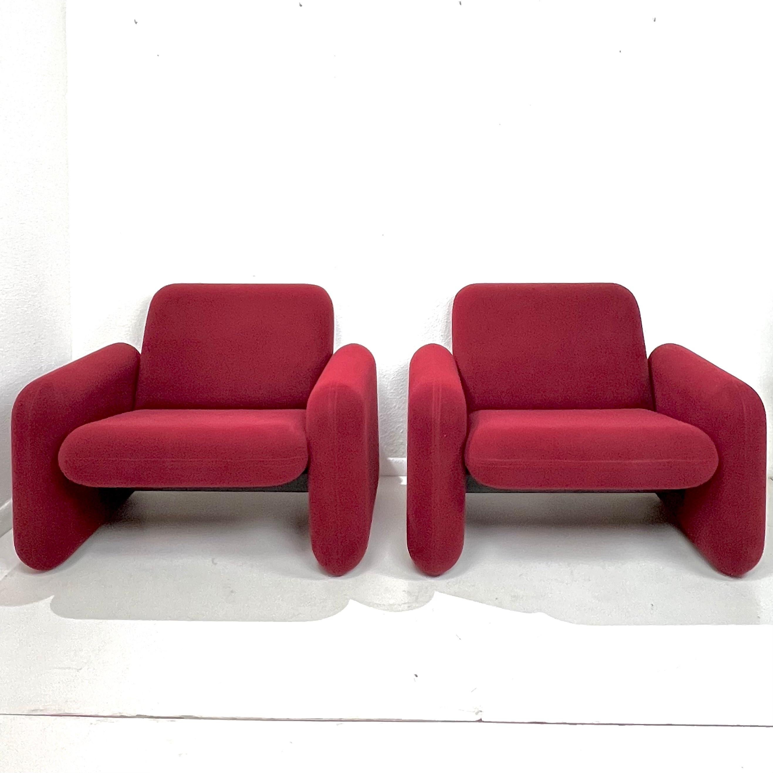 Disegnata da Ray Wilkes per Herman Miller e presentata per la prima volta nel 1976, questa coppia di sedie accattivanti lascia il segno grazie ai cuscini dai bordi arrotondati e alle staffe in acciaio che uniscono la seduta e lo schienale per