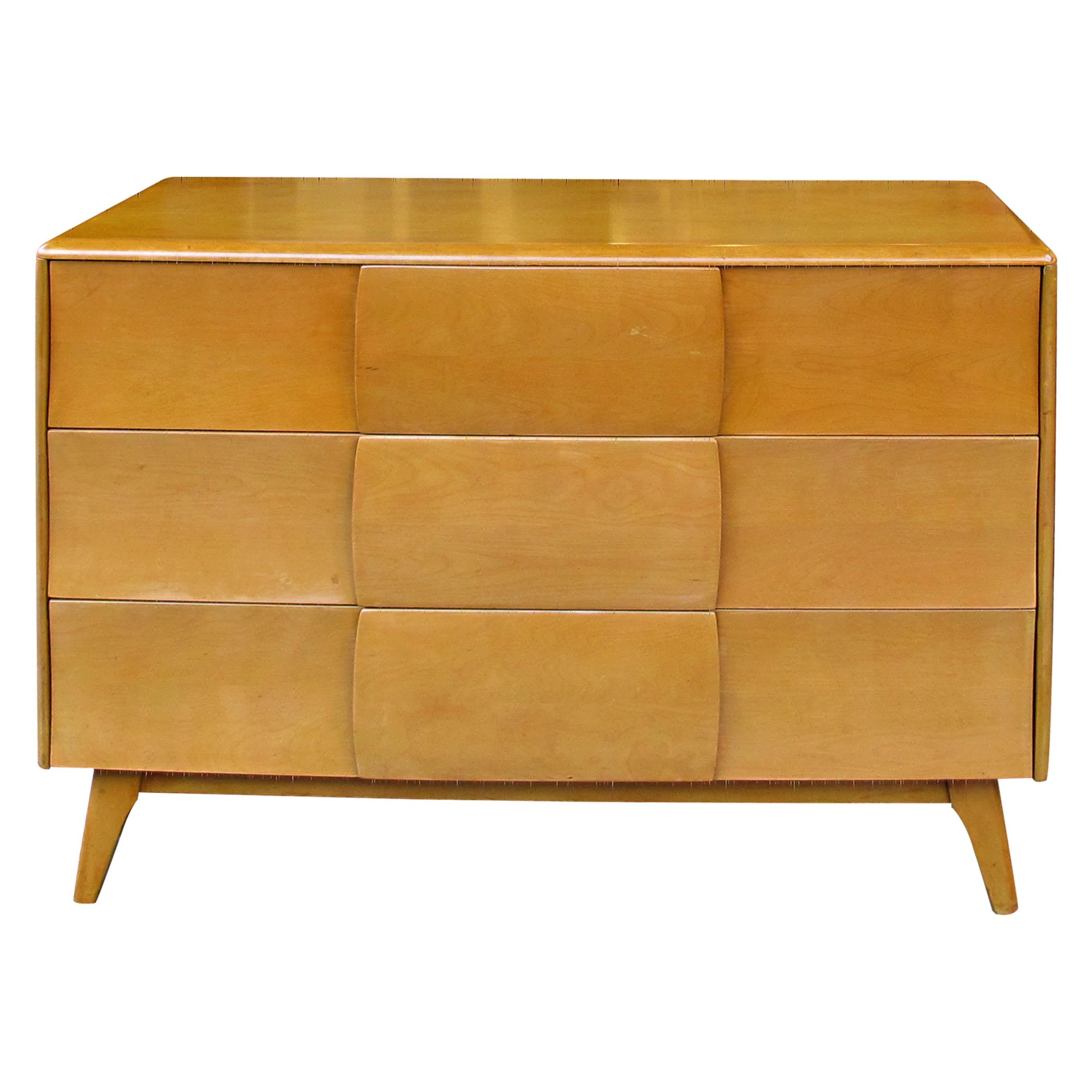 Cette paire de commodes modernes du milieu du siècle, fabriquée par l'emblématique fabricant de meubles américain Heywood Wakefield, date des années 1960 et provient de la collection Kohinoor. Construites en bois d'érable blond massif, ces pièces