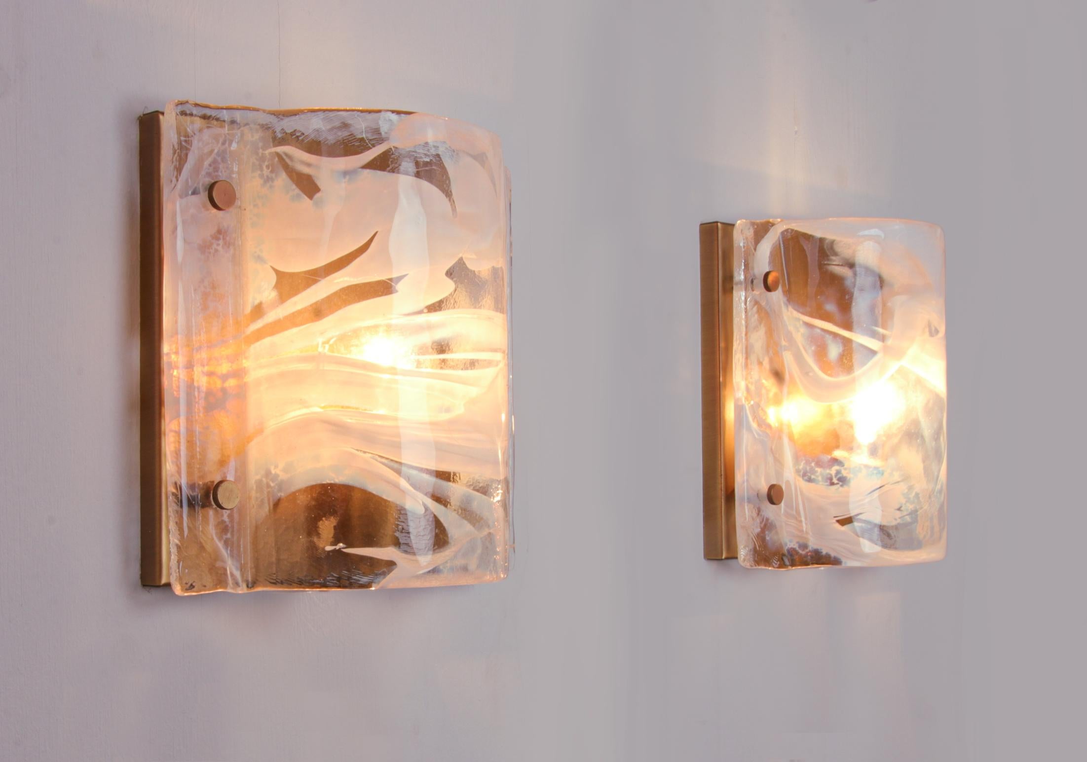 Elegantes Paar Vintage-Wandleuchter mit klaren und weiß getönten mundgeblasenen Murano-Glasschirmen auf einem Messingrahmen.
Entworfen und hergestellt in Deutschland.
Maße: Breite 9