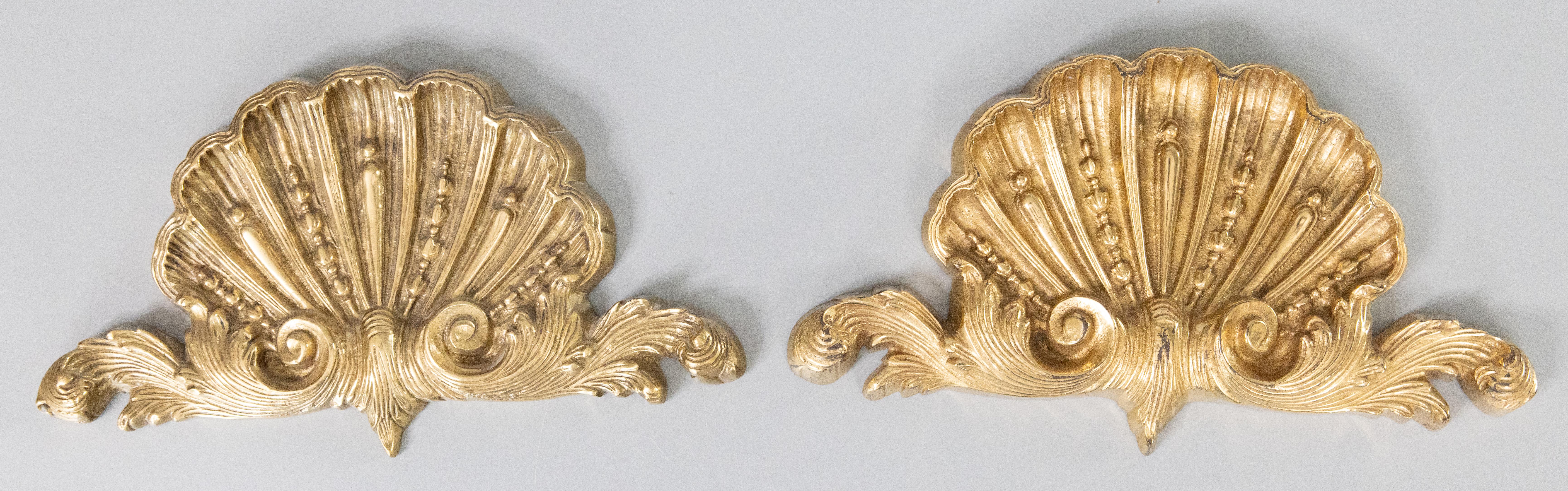 Ein wunderschönes Paar von Vintage italienische Hollywood Regency Messing Muschel Design dekorative Wand Girlanden / Gesimse / Ornamente / Appliken. Es handelt sich um wunderschöne Wanddekorationen mit moderner Ausstrahlung, die Ihr Zuhause