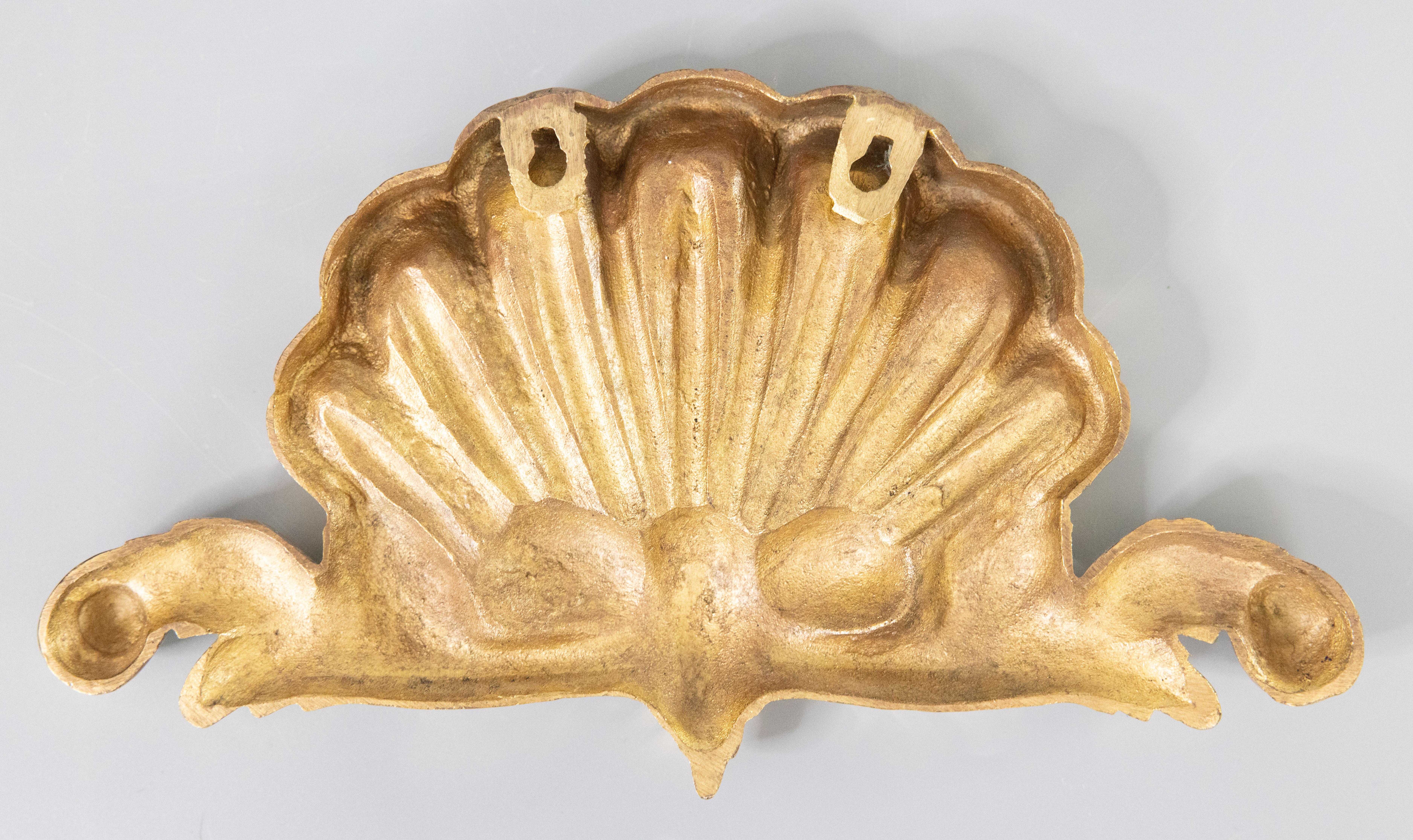 Paar Vintage Hollywood-Regency-Wandkästen aus Messing mit Muschelkornices und Verzierungen (20. Jahrhundert) im Angebot