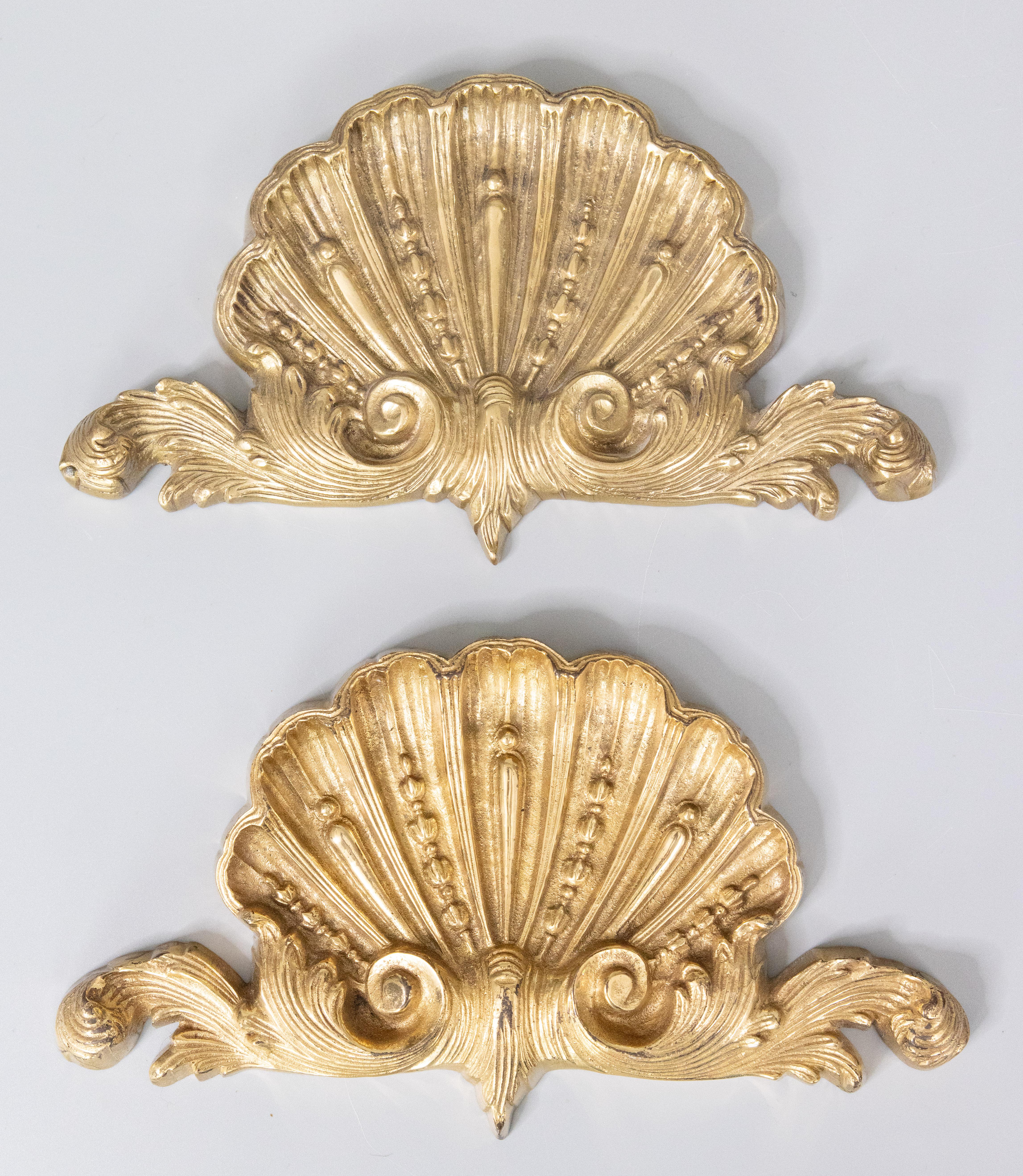 Paar Vintage Hollywood-Regency-Wandkästen aus Messing mit Muschelkornices und Verzierungen im Angebot 1