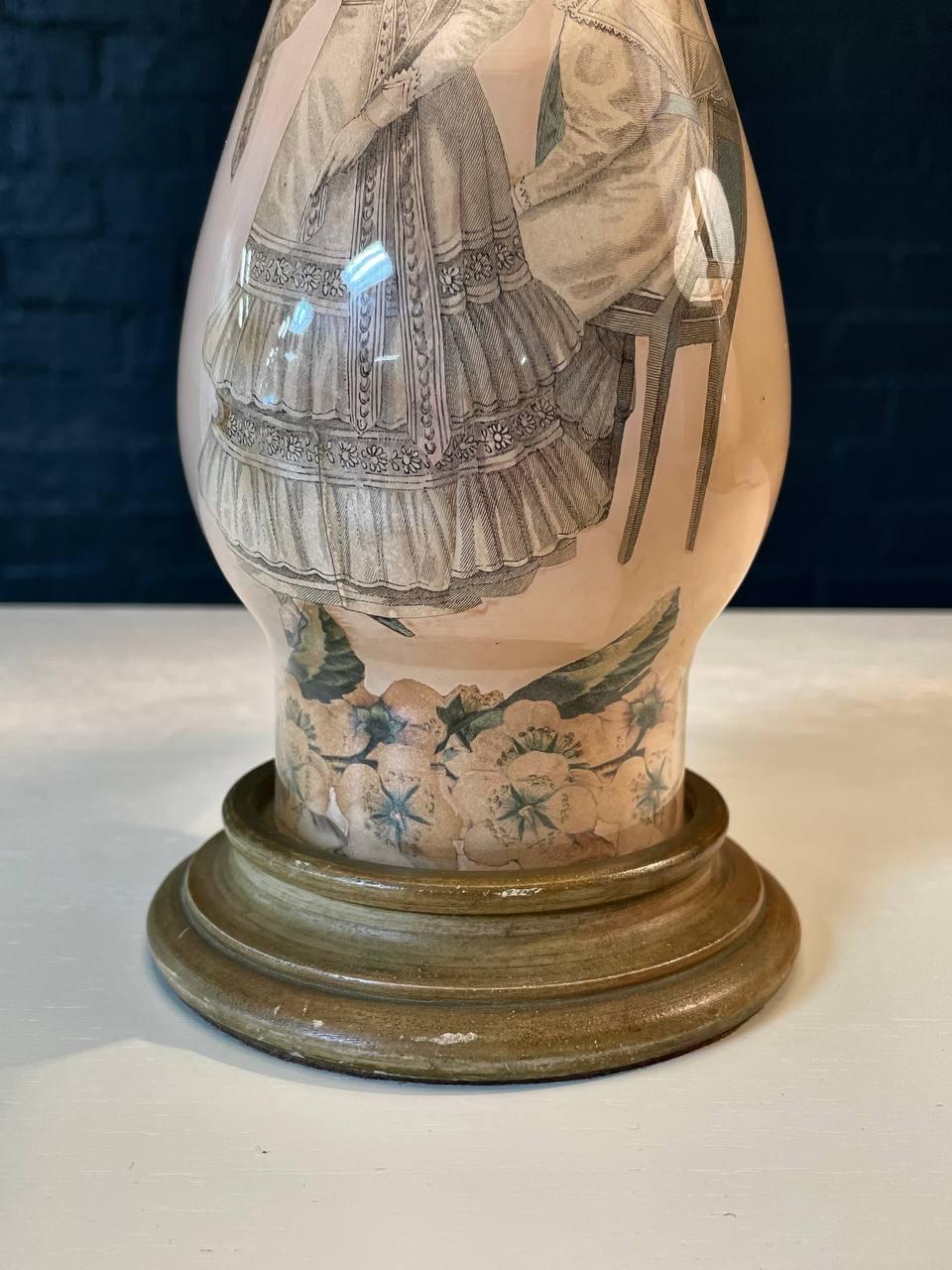 Coppia di lampade da tavolo in ceramica d'epoca Hollywood Regency con illustrazione di moda rococò in vendita 4