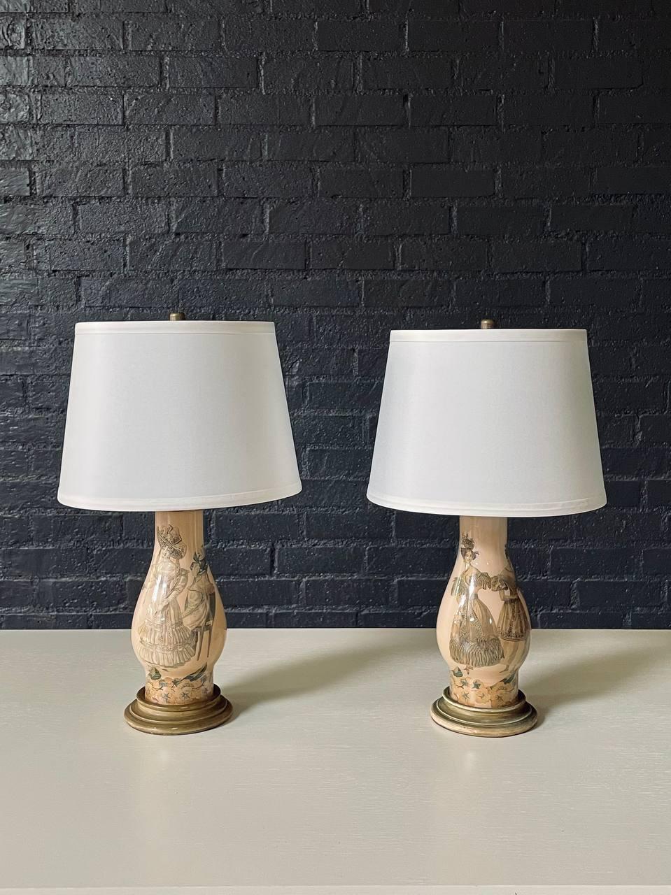 Americano Coppia di lampade da tavolo in ceramica d'epoca Hollywood Regency con illustrazione di moda rococò in vendita