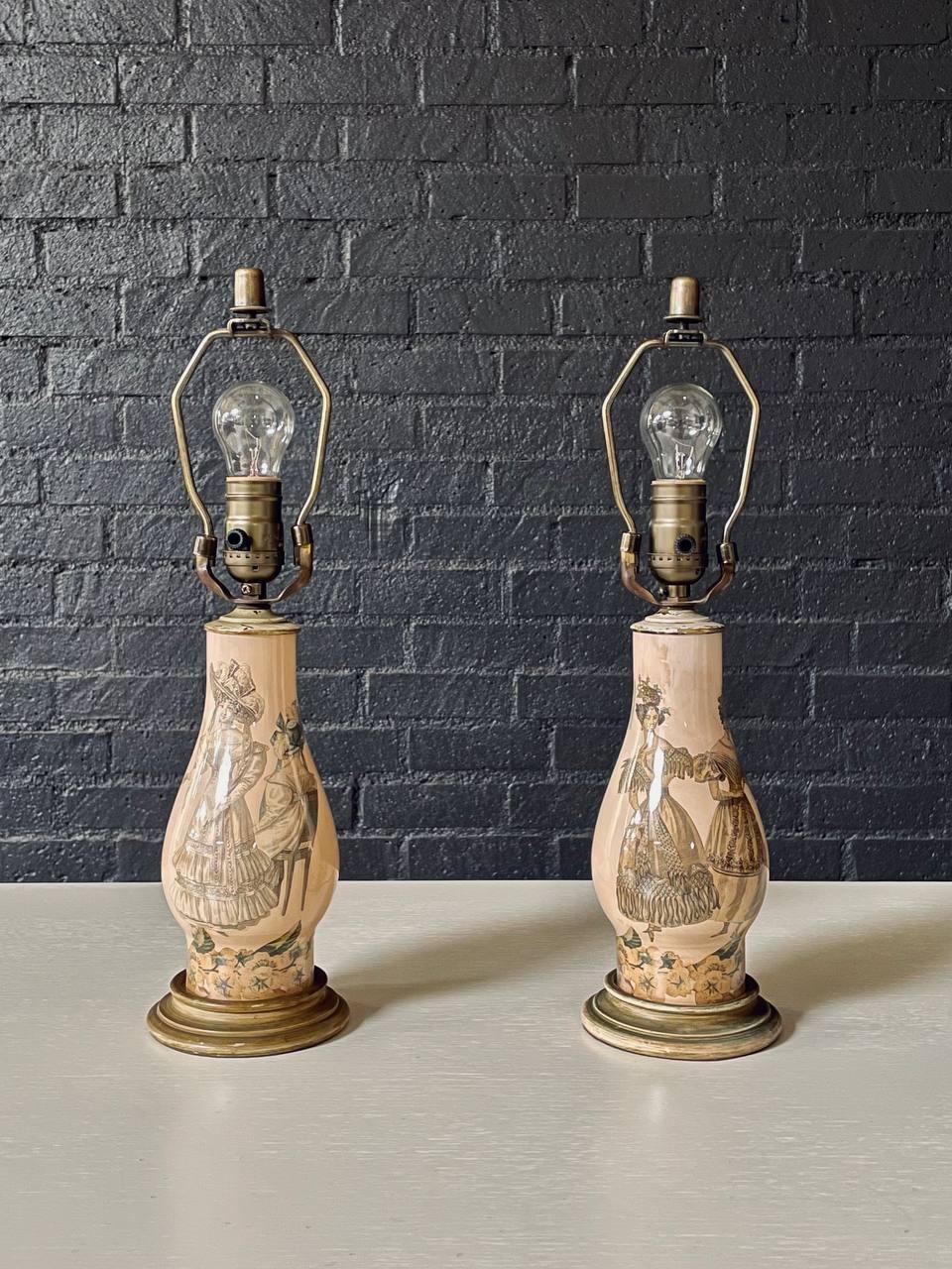 Coppia di lampade da tavolo in ceramica d'epoca Hollywood Regency con illustrazione di moda rococò In condizioni buone in vendita a Los Angeles, CA