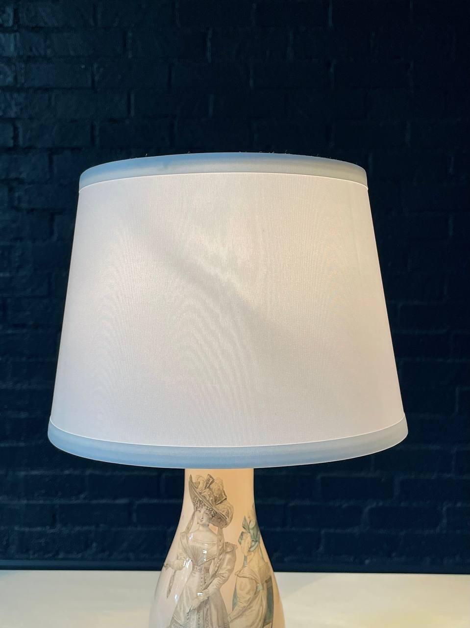 Ceramica Coppia di lampade da tavolo in ceramica d'epoca Hollywood Regency con illustrazione di moda rococò in vendita