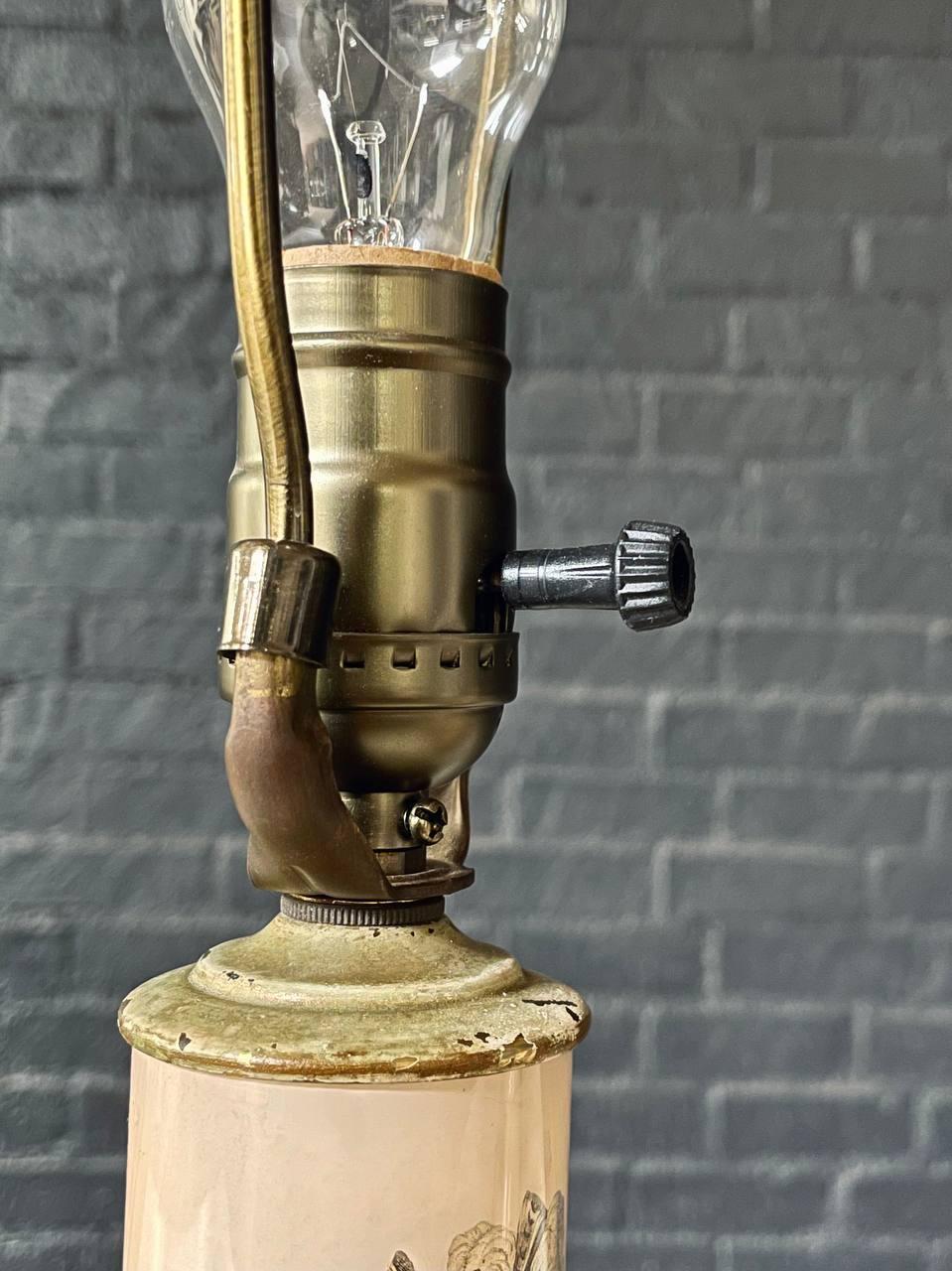 Coppia di lampade da tavolo in ceramica d'epoca Hollywood Regency con illustrazione di moda rococò in vendita 1