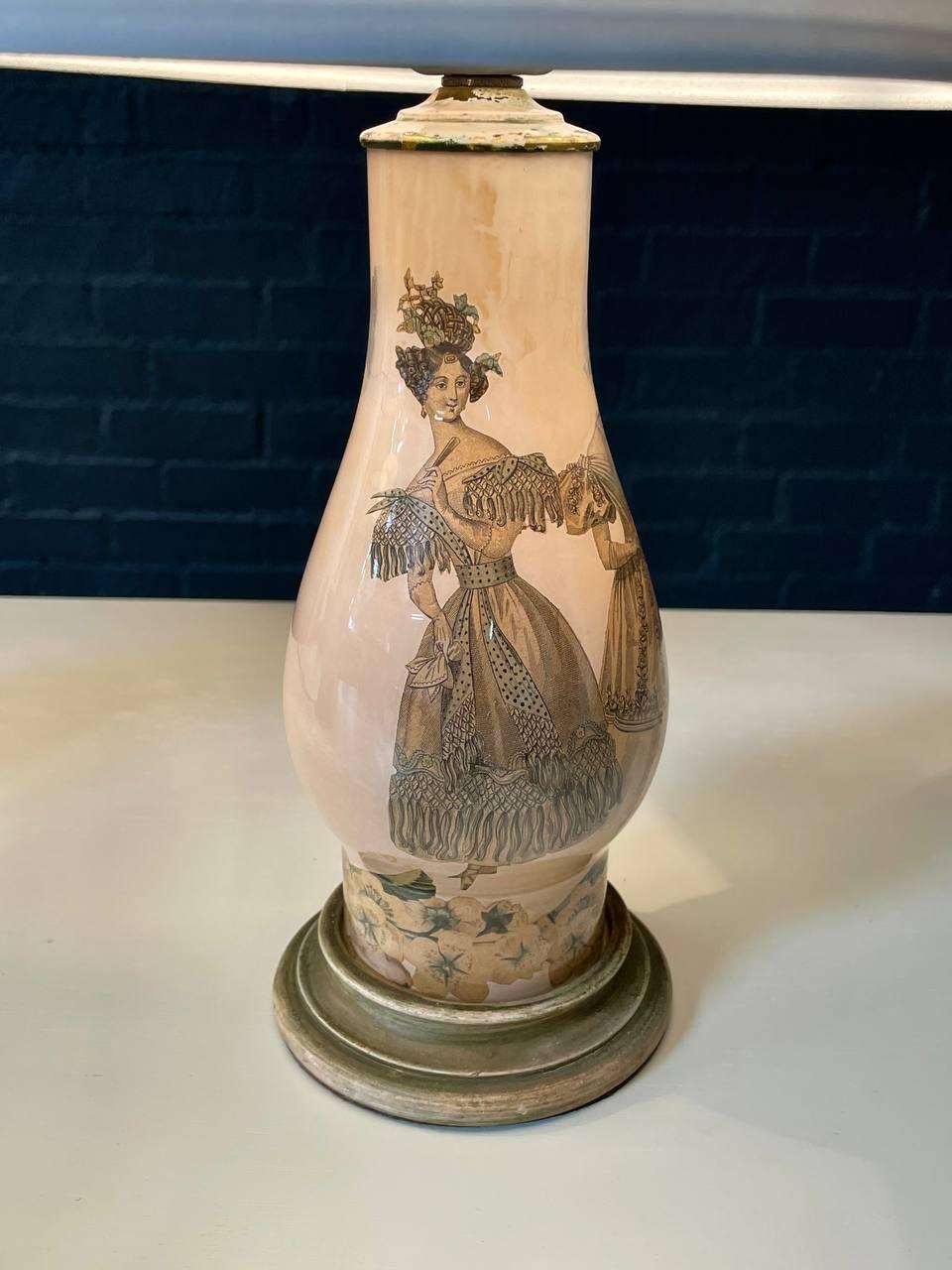 Coppia di lampade da tavolo in ceramica d'epoca Hollywood Regency con illustrazione di moda rococò in vendita 2
