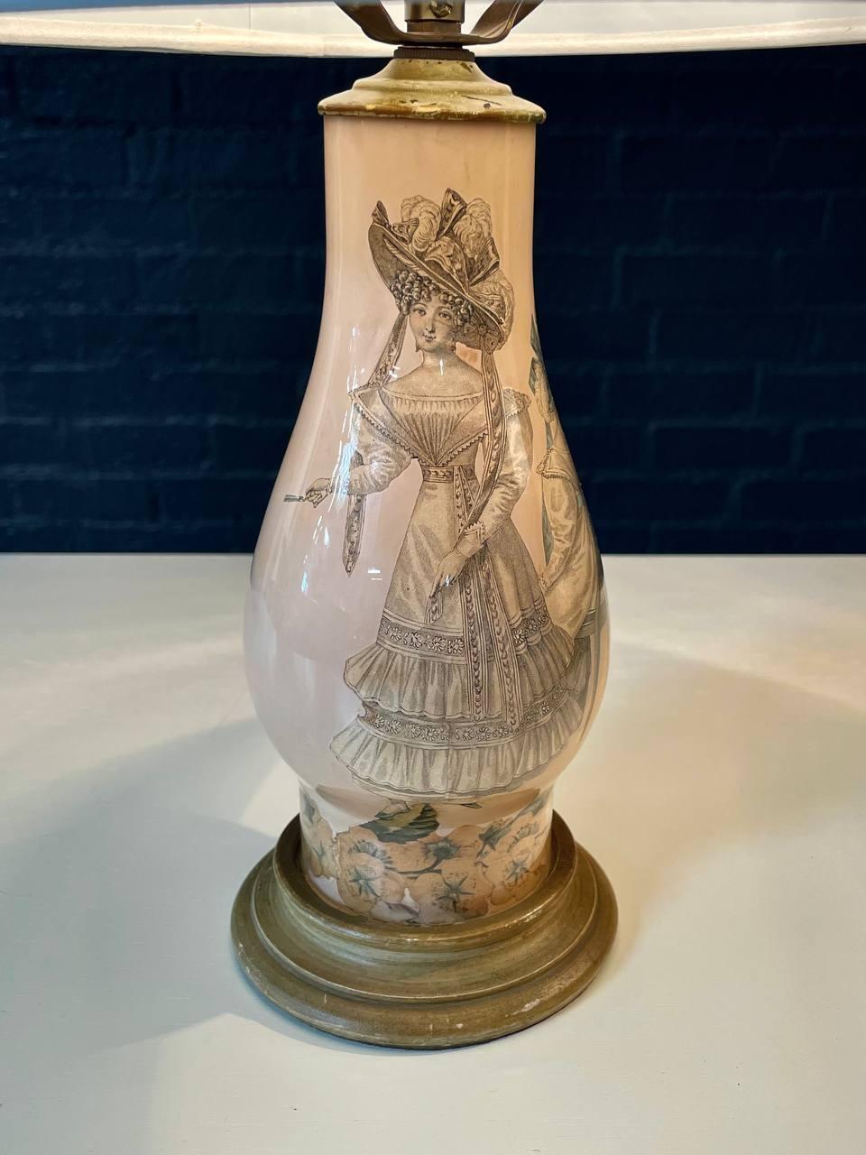 Coppia di lampade da tavolo in ceramica d'epoca Hollywood Regency con illustrazione di moda rococò in vendita 3