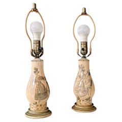 Paire de lampes de table vintage en céramique Hollywood Regency avec illustration de mode rococo