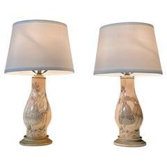 Coppia di lampade da tavolo in ceramica d'epoca Hollywood Regency con illustrazione di moda rococò