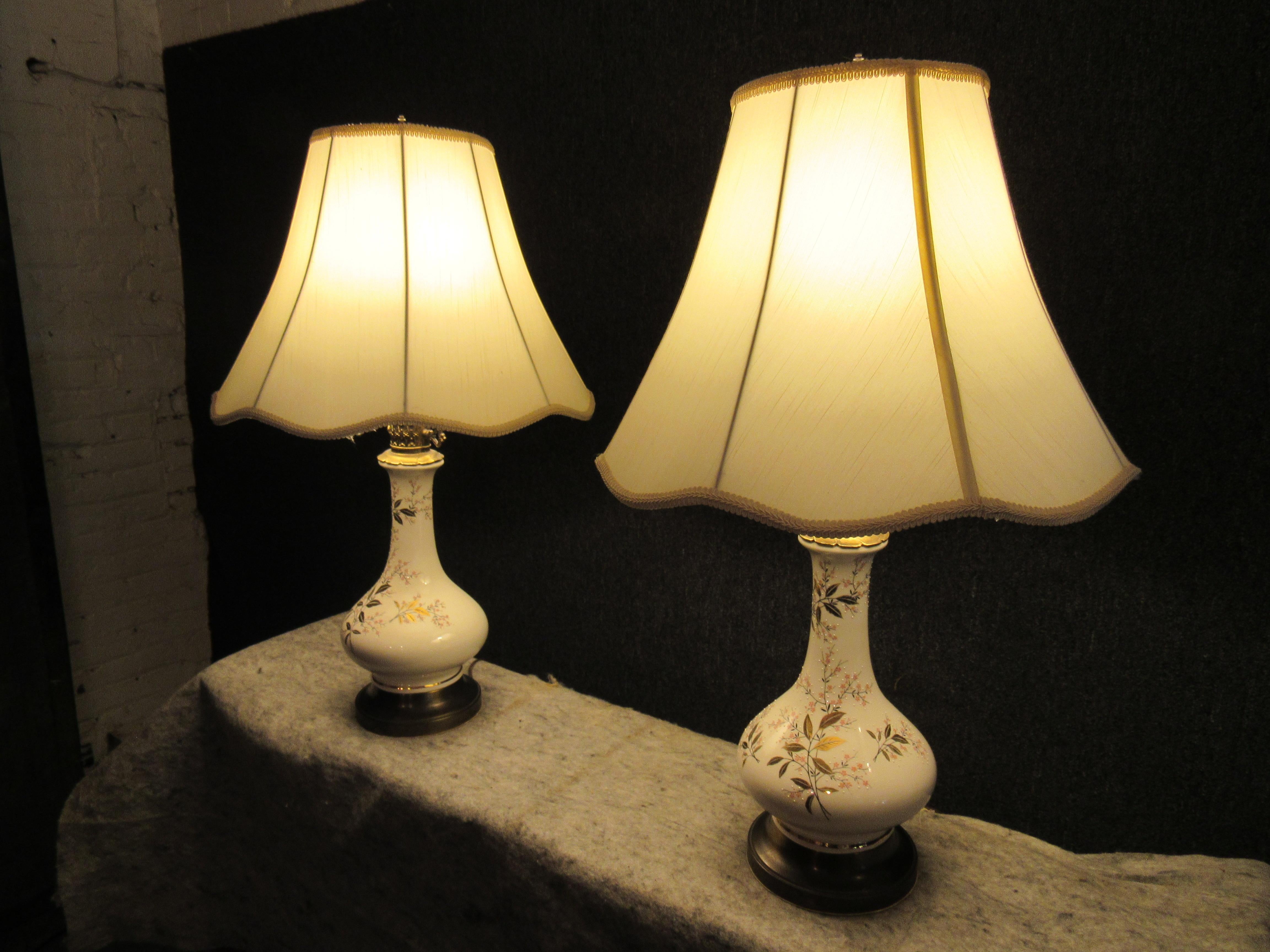 Ein Paar Vintage Hollywood Regency Genie-Lampen (Metall) im Angebot