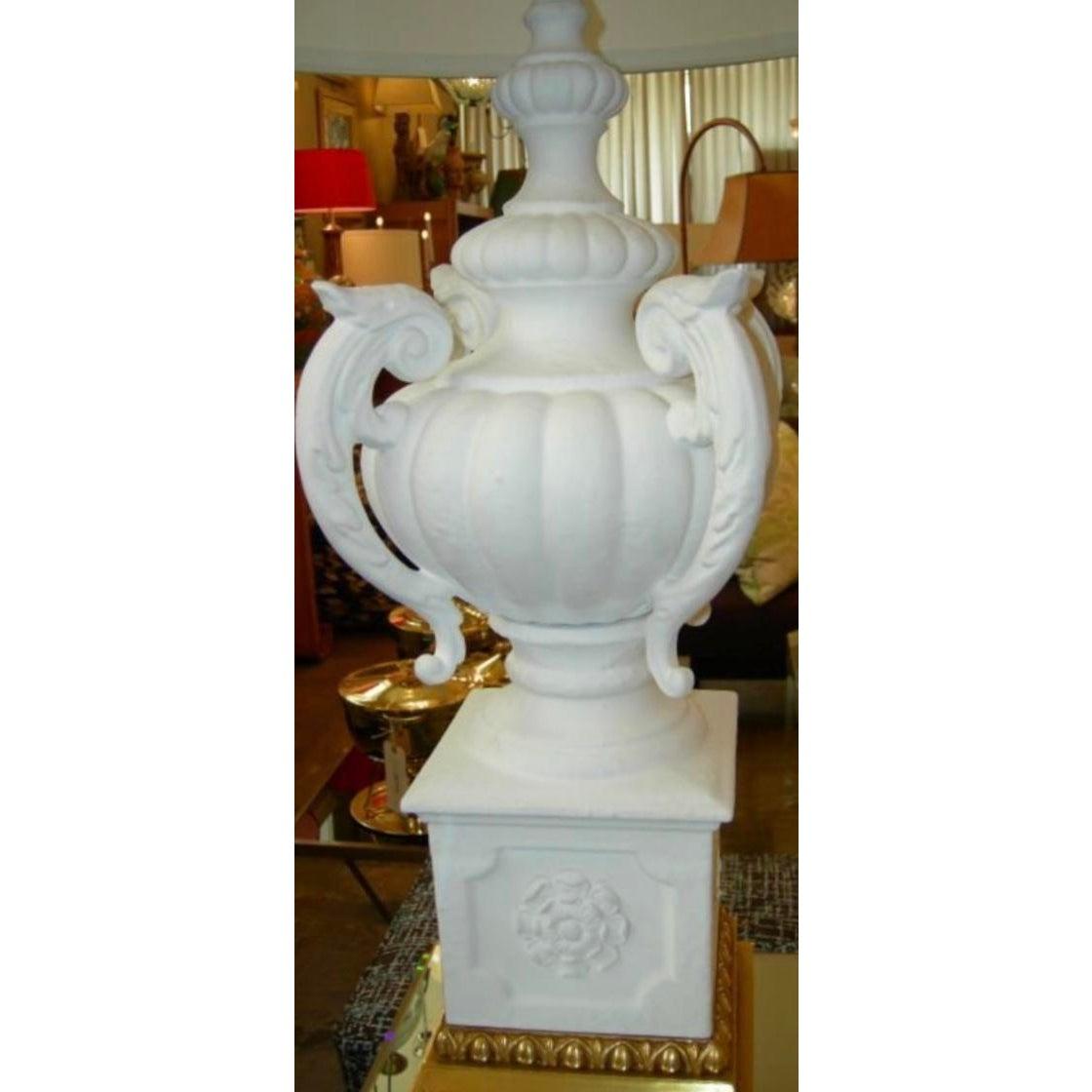 Pair of vintage Hollywood Regency Italian plaster urn form table lamps

Dimensions: 14