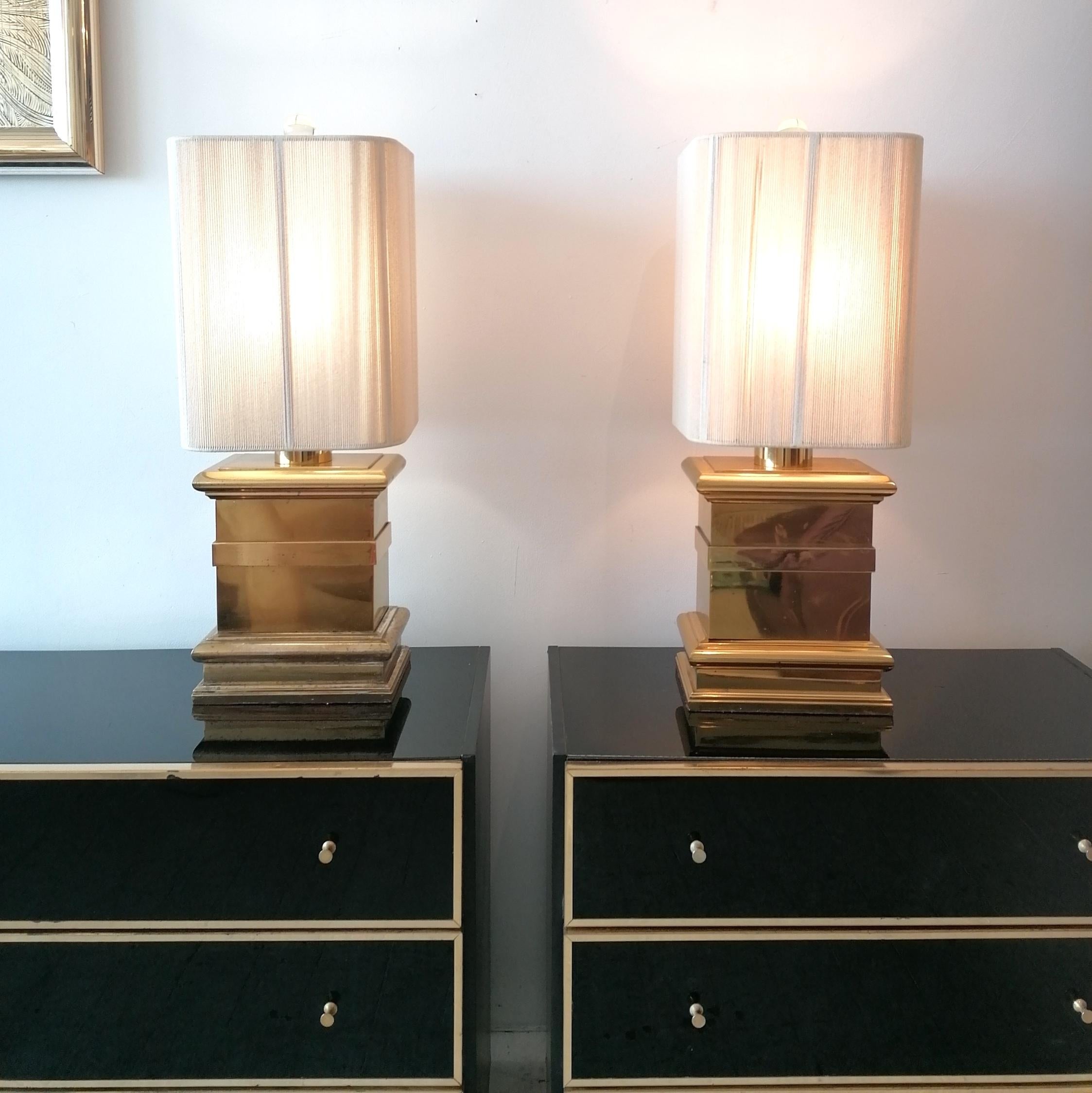 Pair of monumental Hollywood Regency James Mont style brass lamps, with original string shades & lucite finial, USA 1970s. Newly rewired with braided cord.

Dimensions: height to top of shade finial 75cm, height to bulb holder 47cm, diameter of