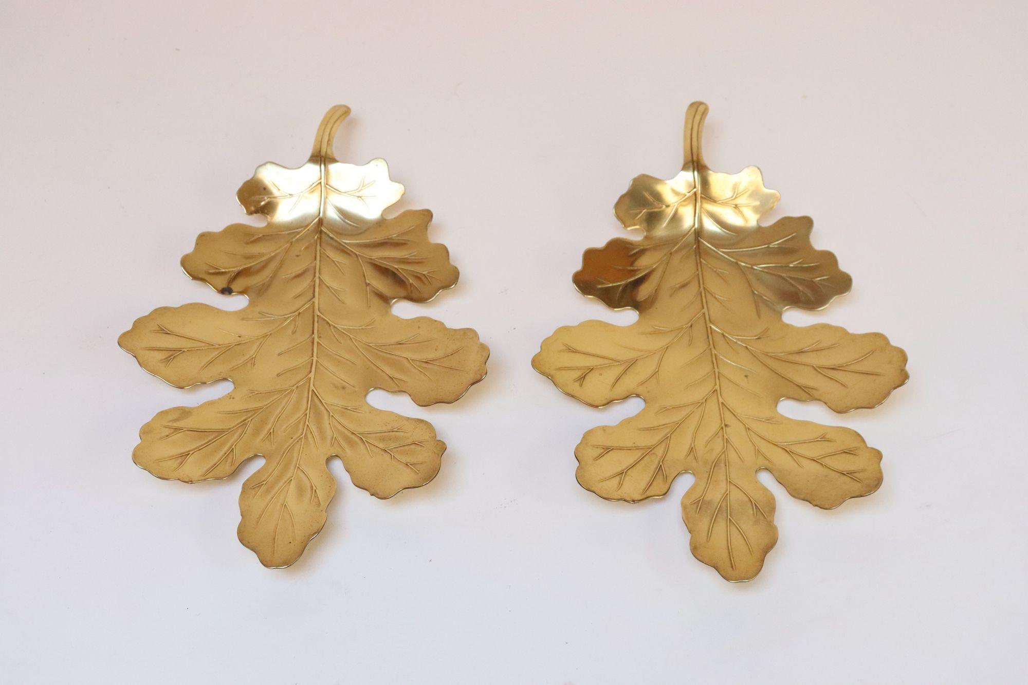 Coppia di piatti decorativi a foglia d'ottone in stile Hollywood Regency d'epoca in vendita 1