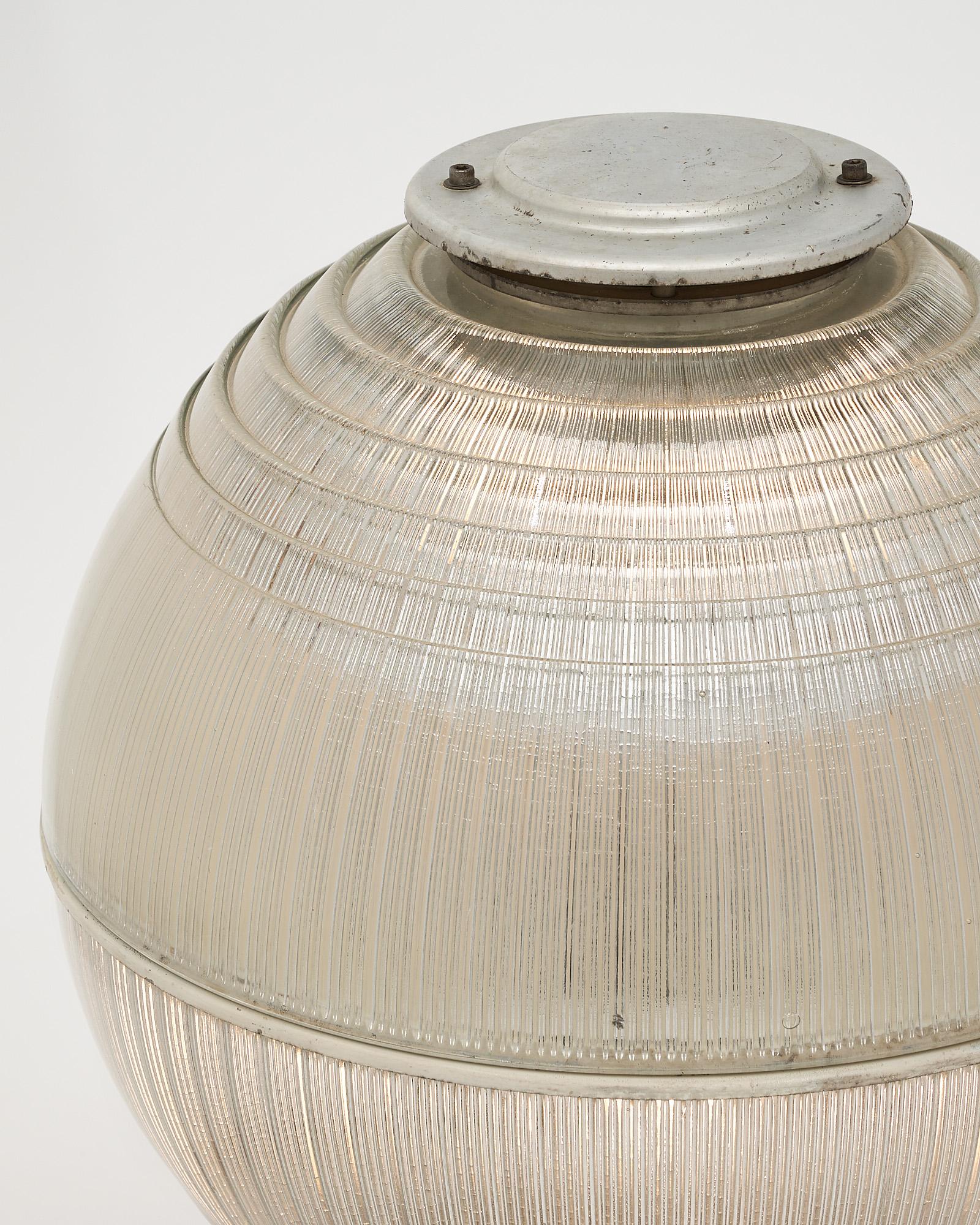 Mid-Century Modern Paire de lampes globes Holophane vintage de Nice en vente