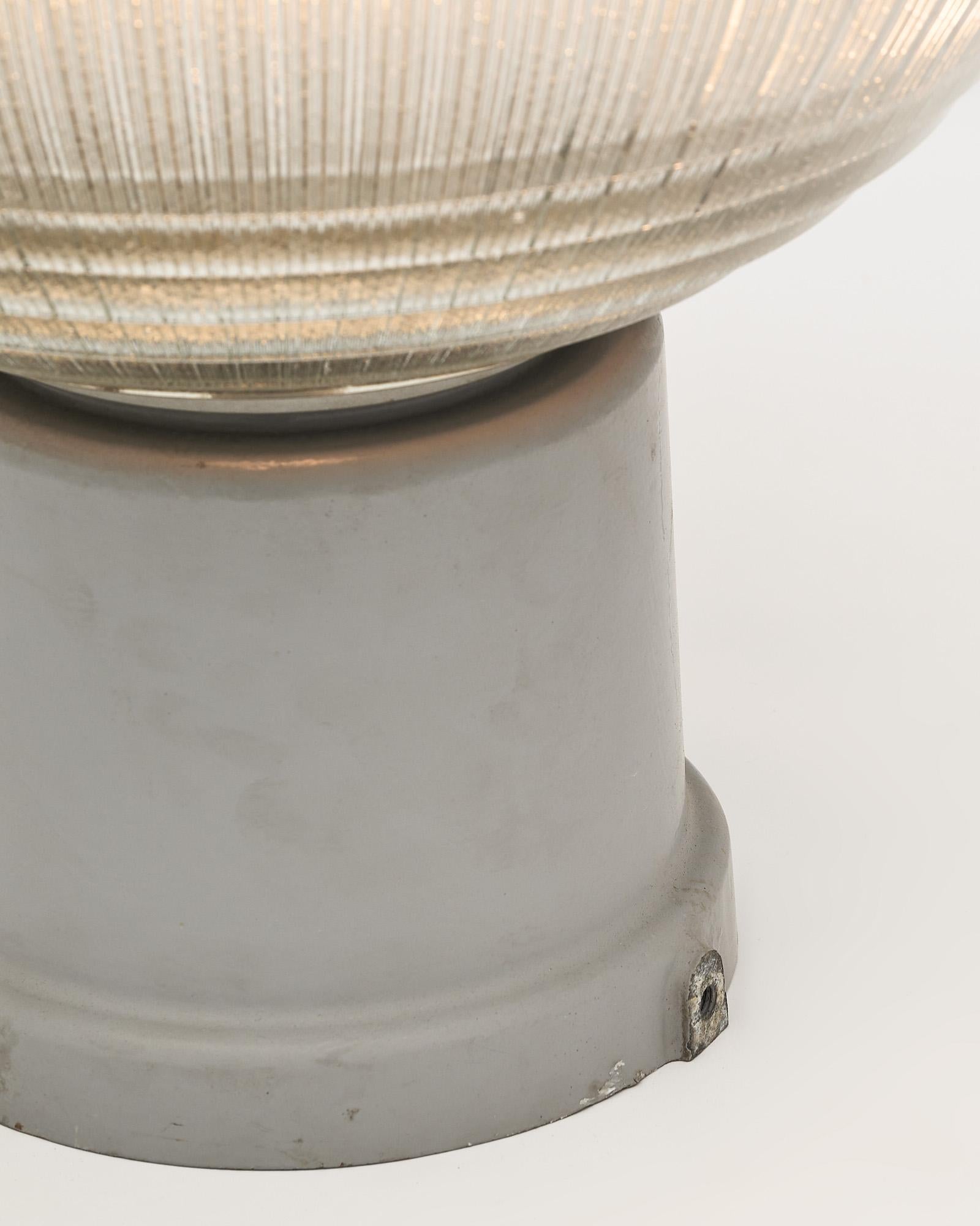 Paire de lampes globes Holophane vintage de Nice Bon état - En vente à Austin, TX